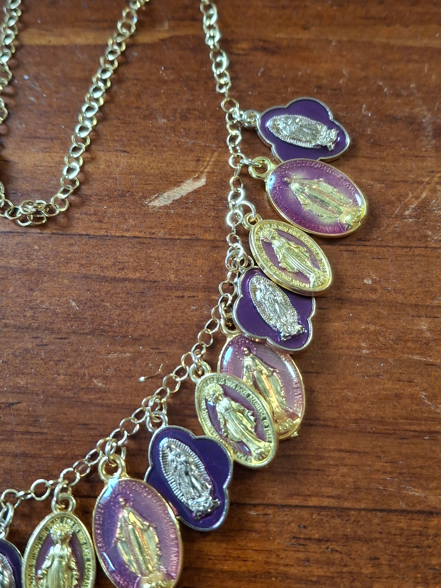 Collier chaîne rolo acier inoxydable stainless steel plaqué or et breloques madone handmade