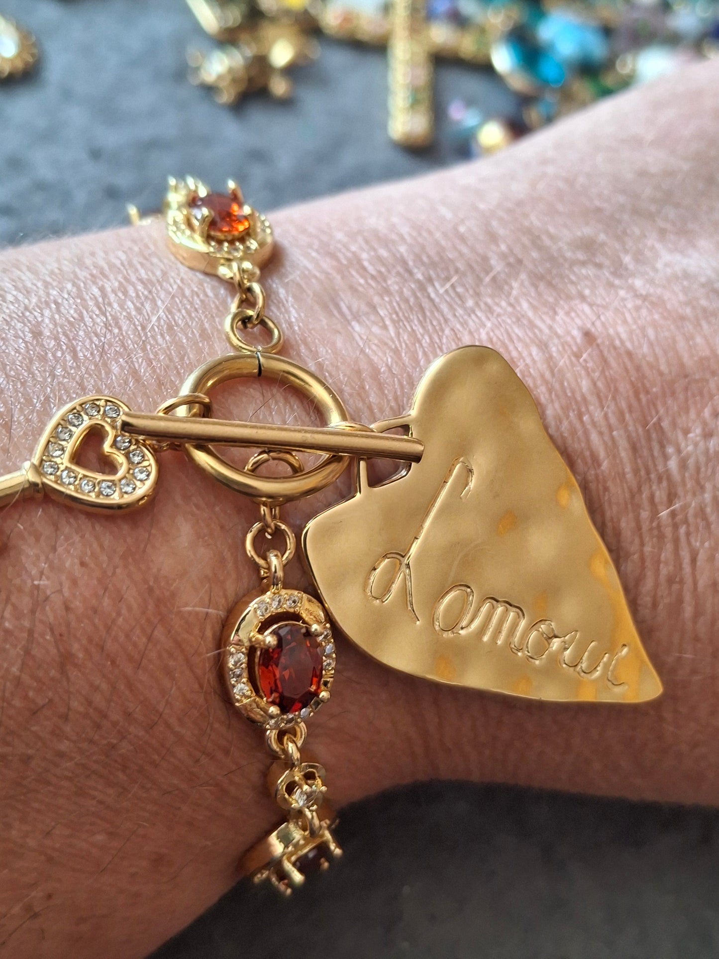 Bracelet maille gourmette stainless steel serti cristal rouge/ orange, grand cœur et clef stainless steel 316 fermoir toggle handmade
