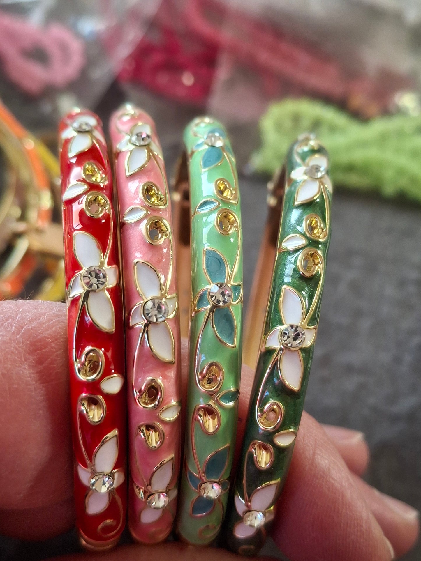 Joli jonc rigide à  ressort en email cloisonné serti zirconium plaqué or 18K