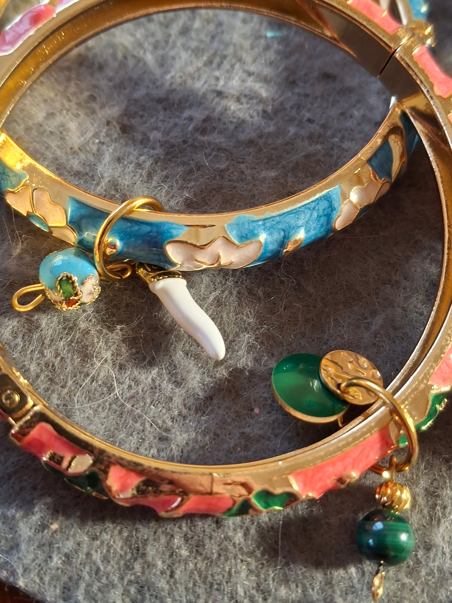 Bracelet jonc rigide email cloisonné et breloques