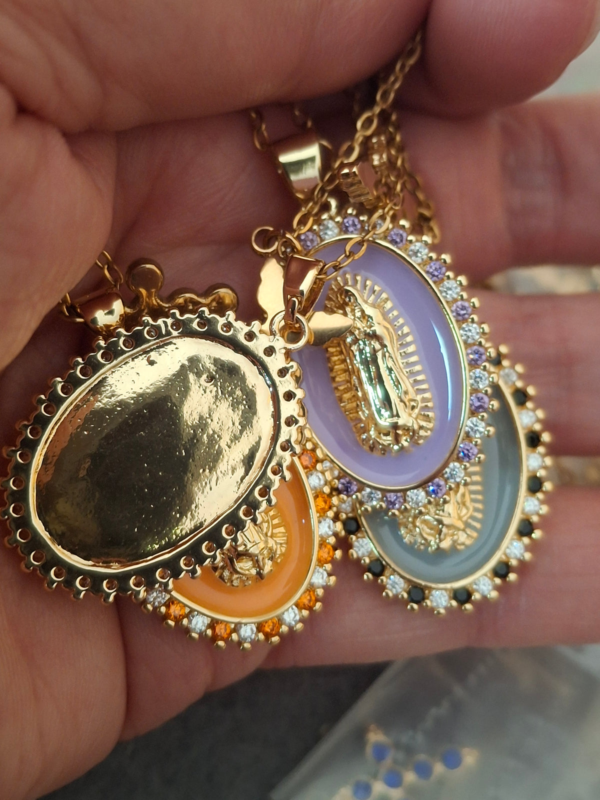 Collier chaîne dorée acier inoxydable stainless steel médaille madone plaqué or 18K serti zirconium AAA austrian et croix stainless steel 316
