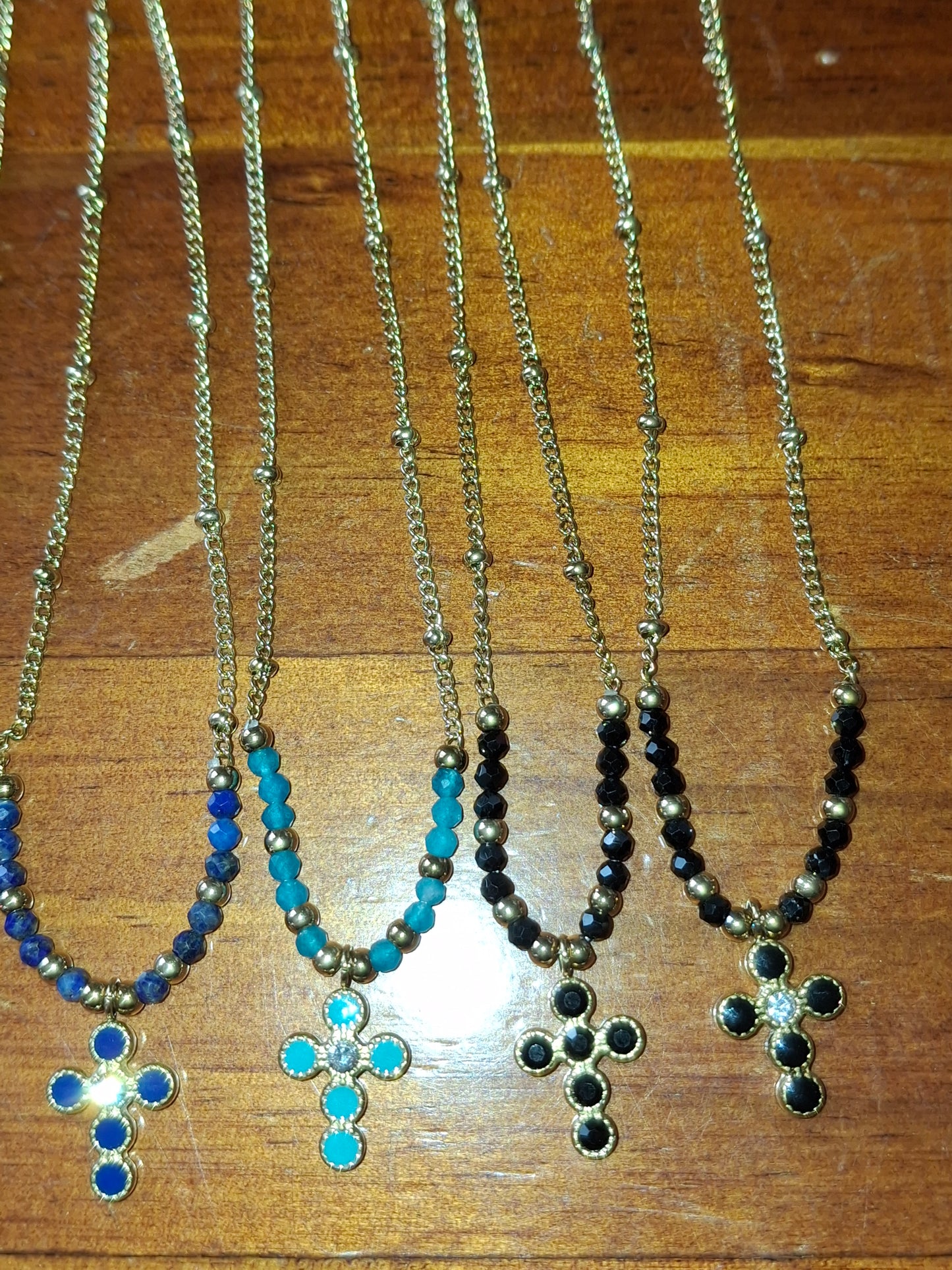 Collier chaîne dorée acier inoxydable stainless steel 316 ,perles, croix stainless steel plaqué or cristal ou email et zirconium réglable