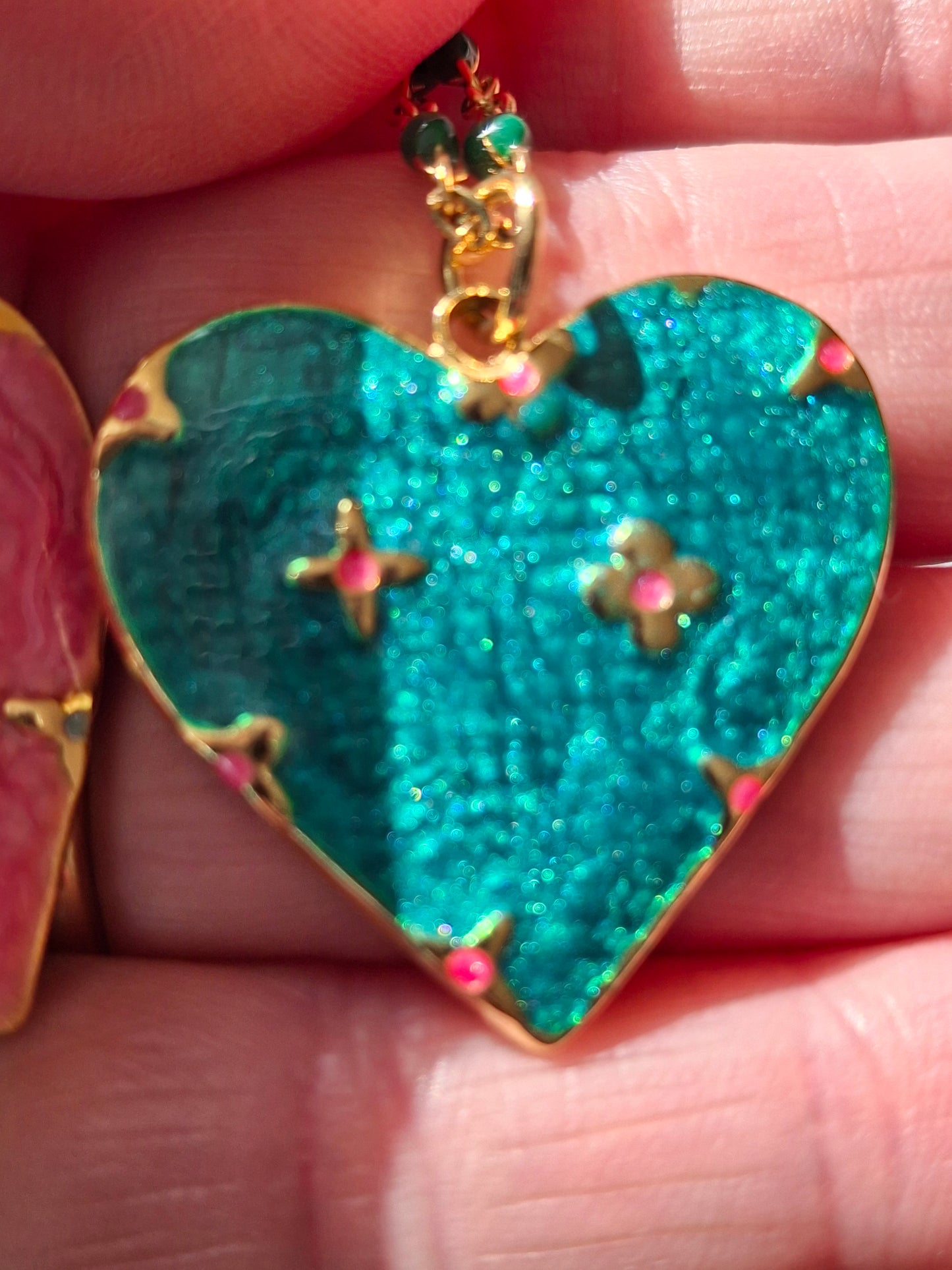 Collier chaîne dorée acier inoxydable stainless steel et perles en email coloré, grand pendentif coeur stainless steel 316 et email