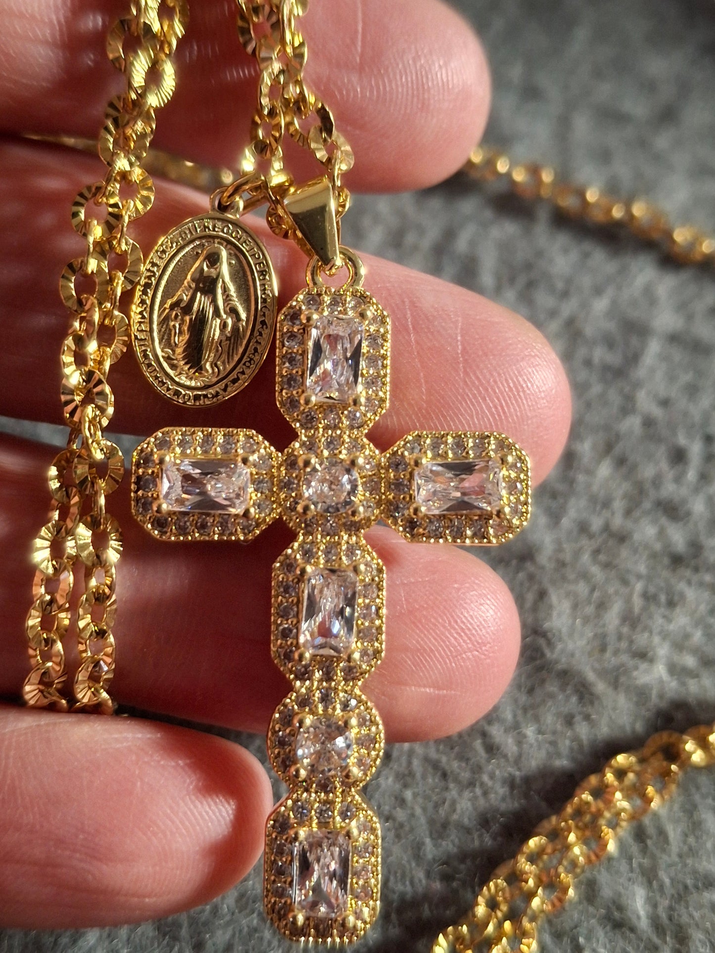 316 stainless steel chain necklace with 18K gold-plated cross set with AAA crystal and cubic zirconia, Madonna in stainless steel 316