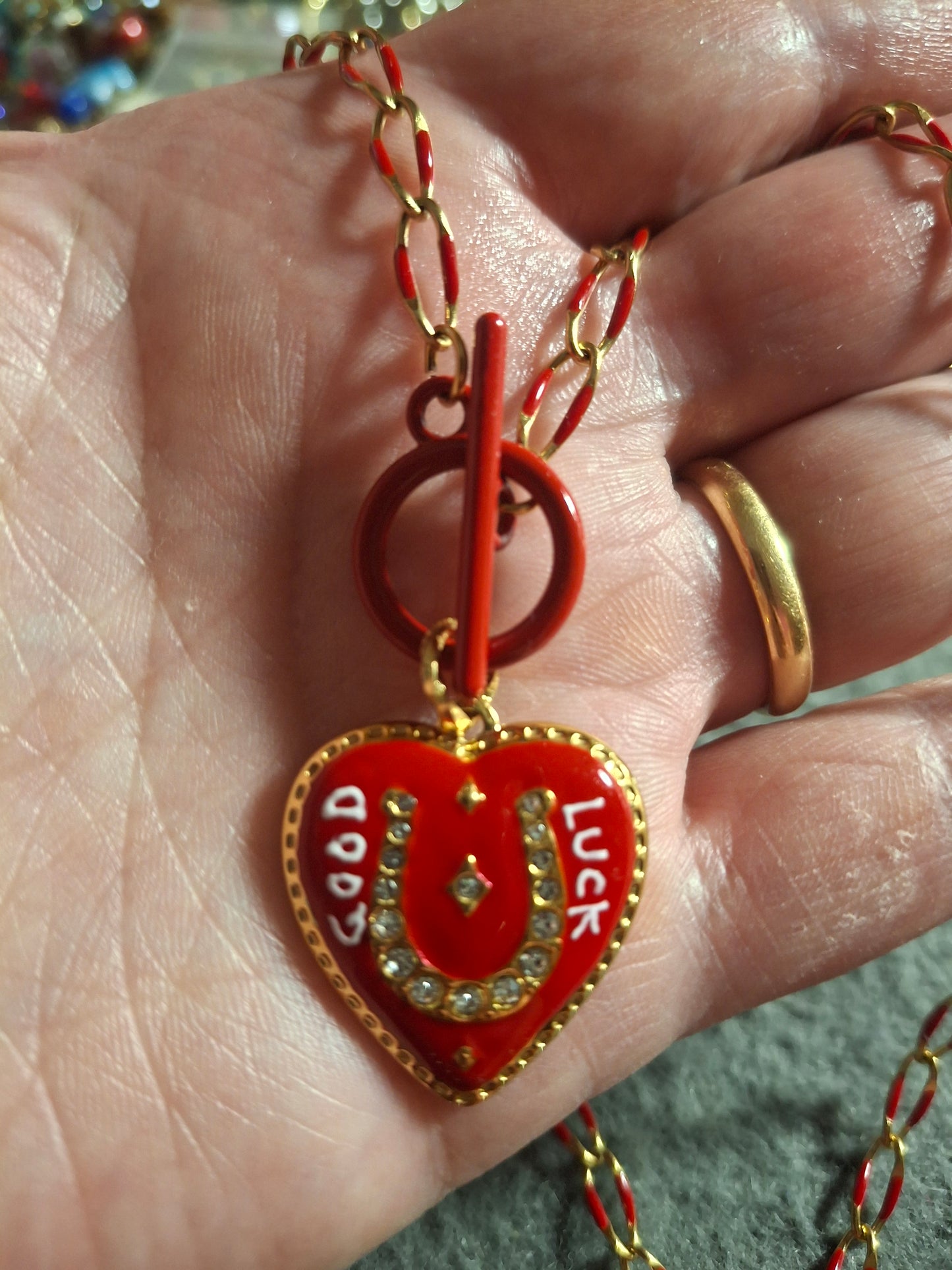 Collier chaîne dorée acier inoxydable stainless steel et email coloré rouge fermoir toggle médaille coeur stainless steel 316 polie