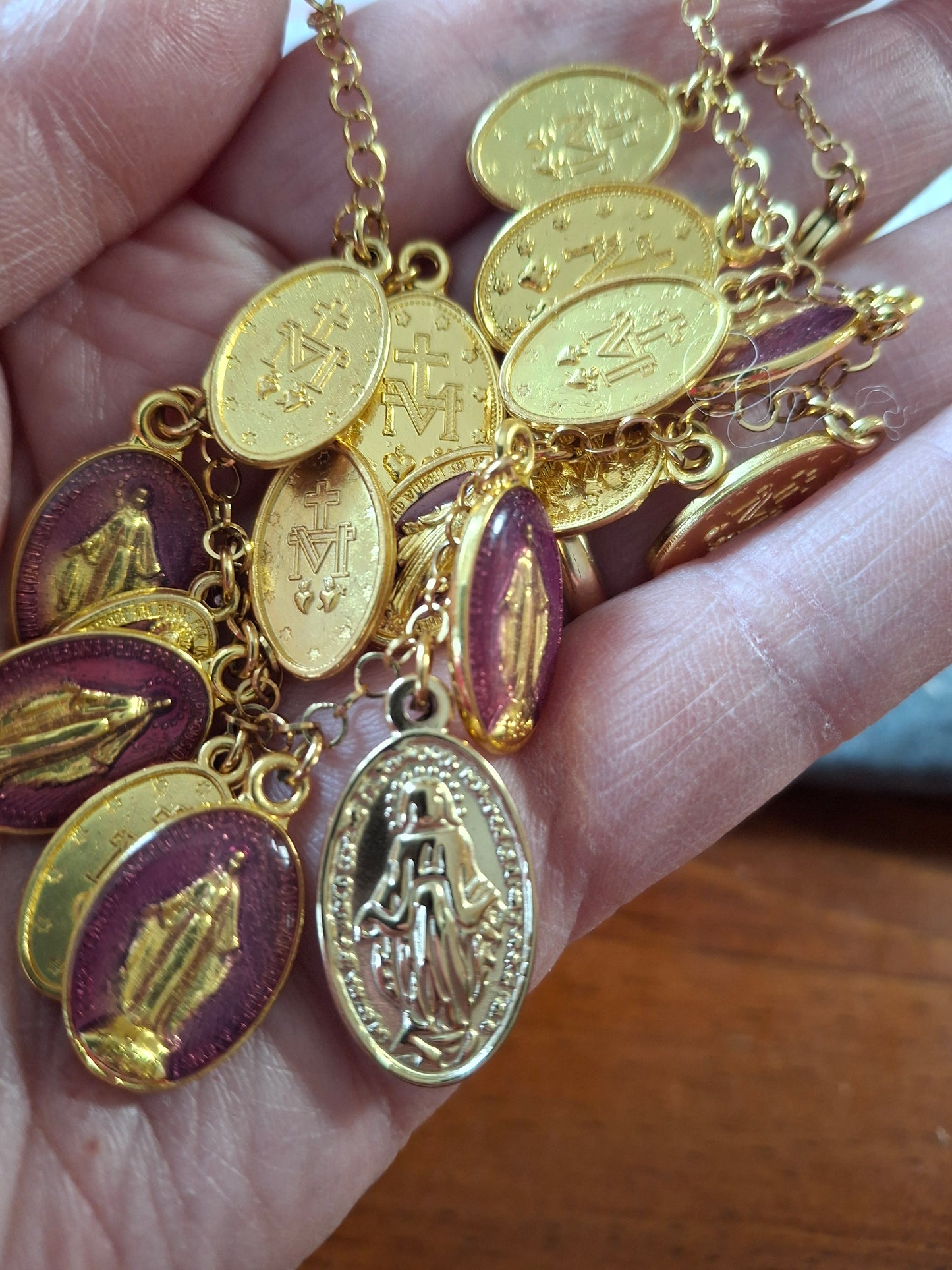 Collier chaîne rolo acier inoxydable stainless steel plaqué or 18K breloques madone handmade réglable