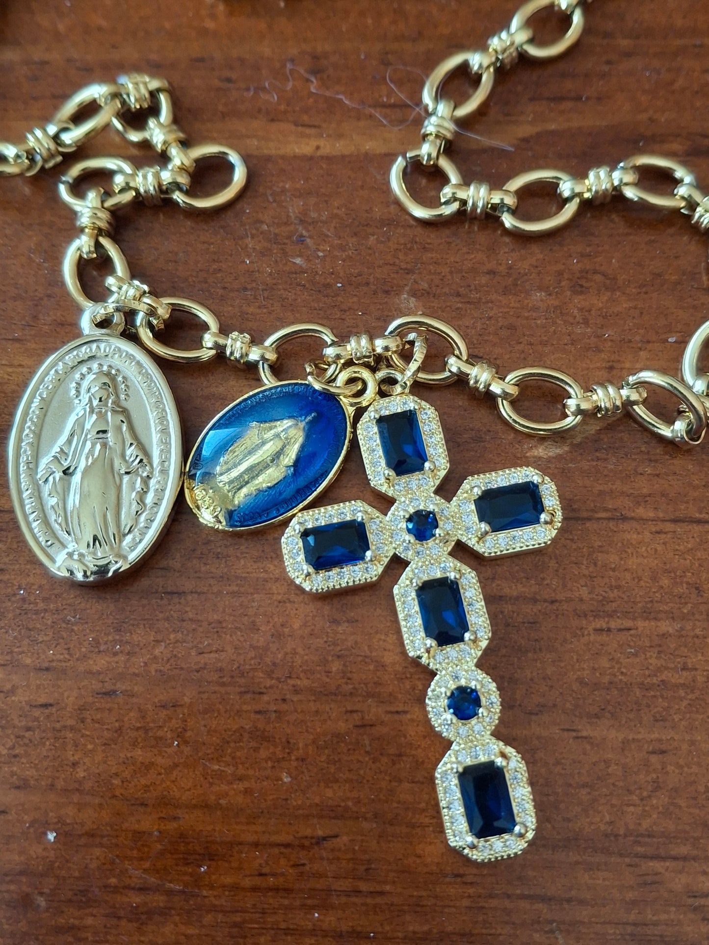 Collier chaîne acier inoxydable stainless steel 316 grand croix baroque plaqué or 18K serti cristal et zirconium AAA, madone