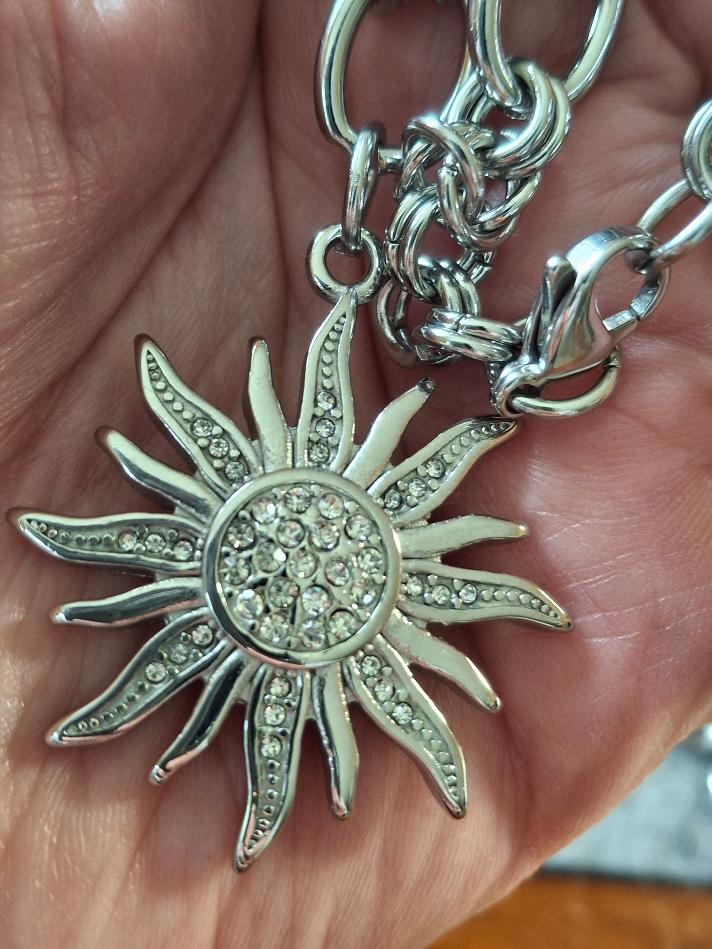 Collier très belle chaîne acier inoxydable stainless steel 316 de qualité supérieure grand pendentif soleil stainless steel 316 poli serti zirconium