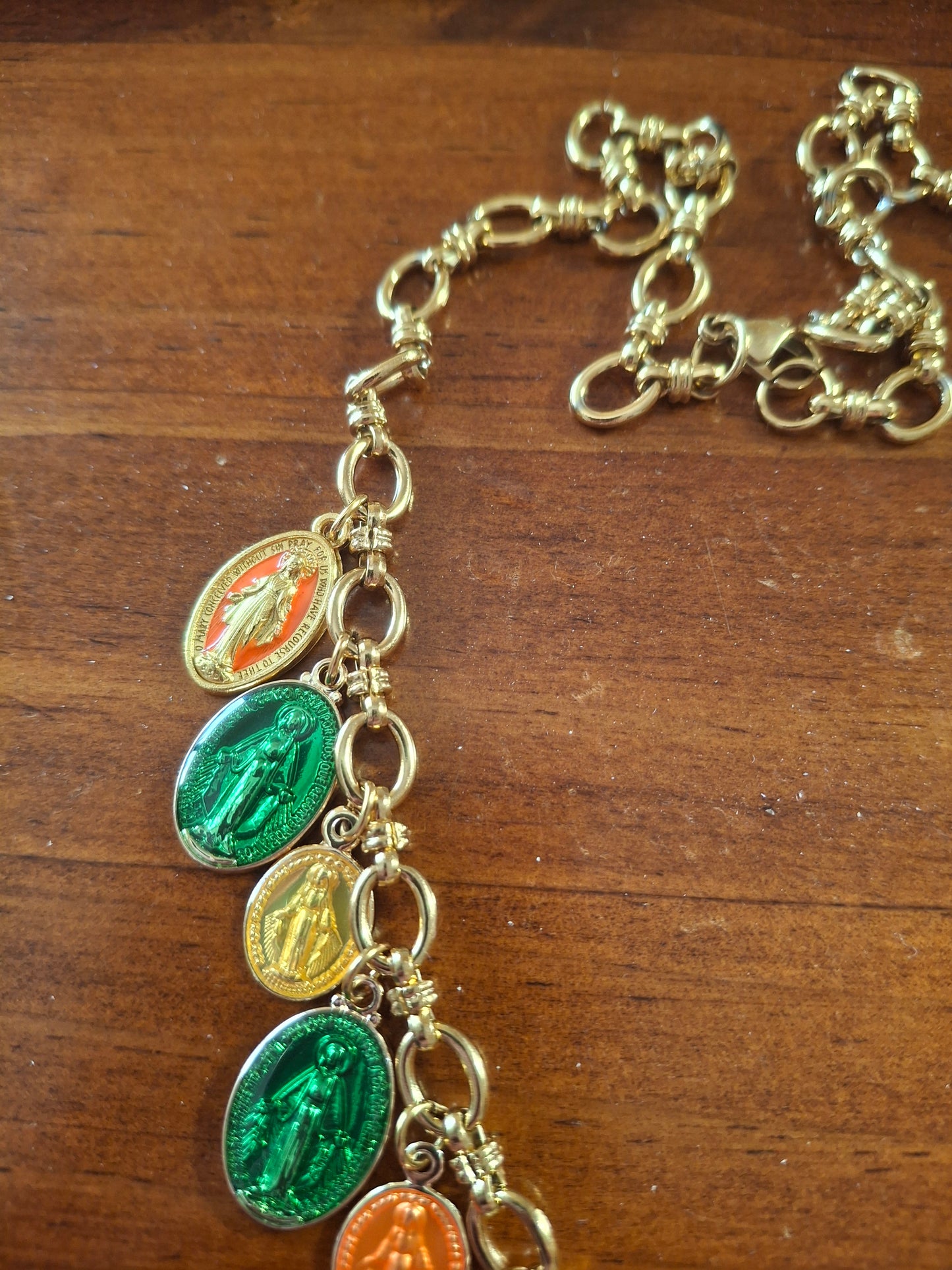 Collier chaîne dorée acier inoxydable stainless steel 316 et breloques madone