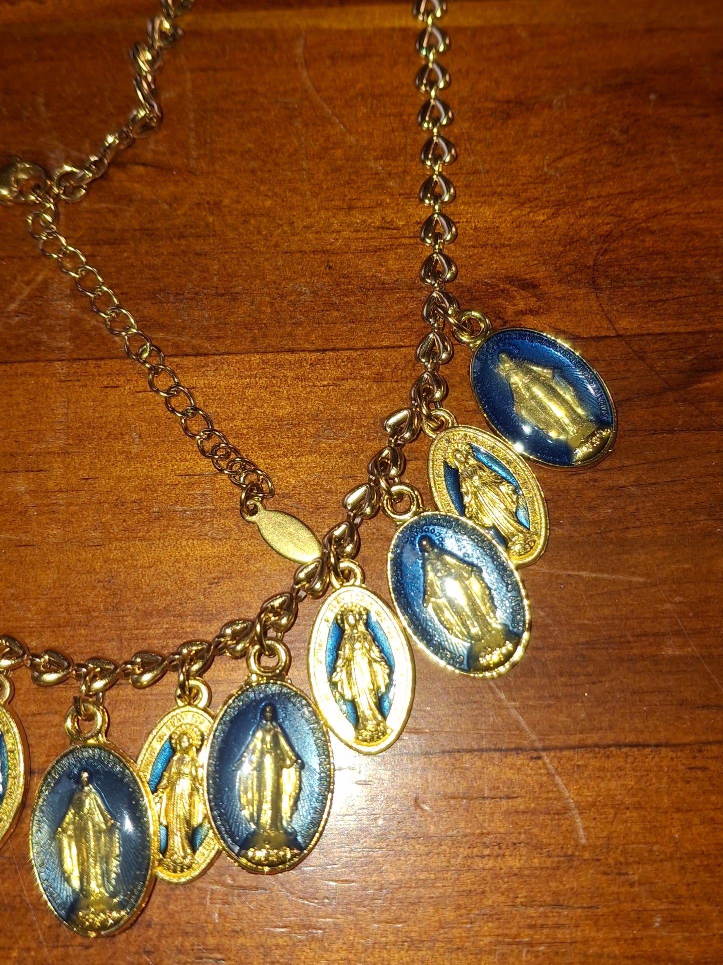 Collier chaîne dorée stainless steel motif cœurs et breloques madone handmade