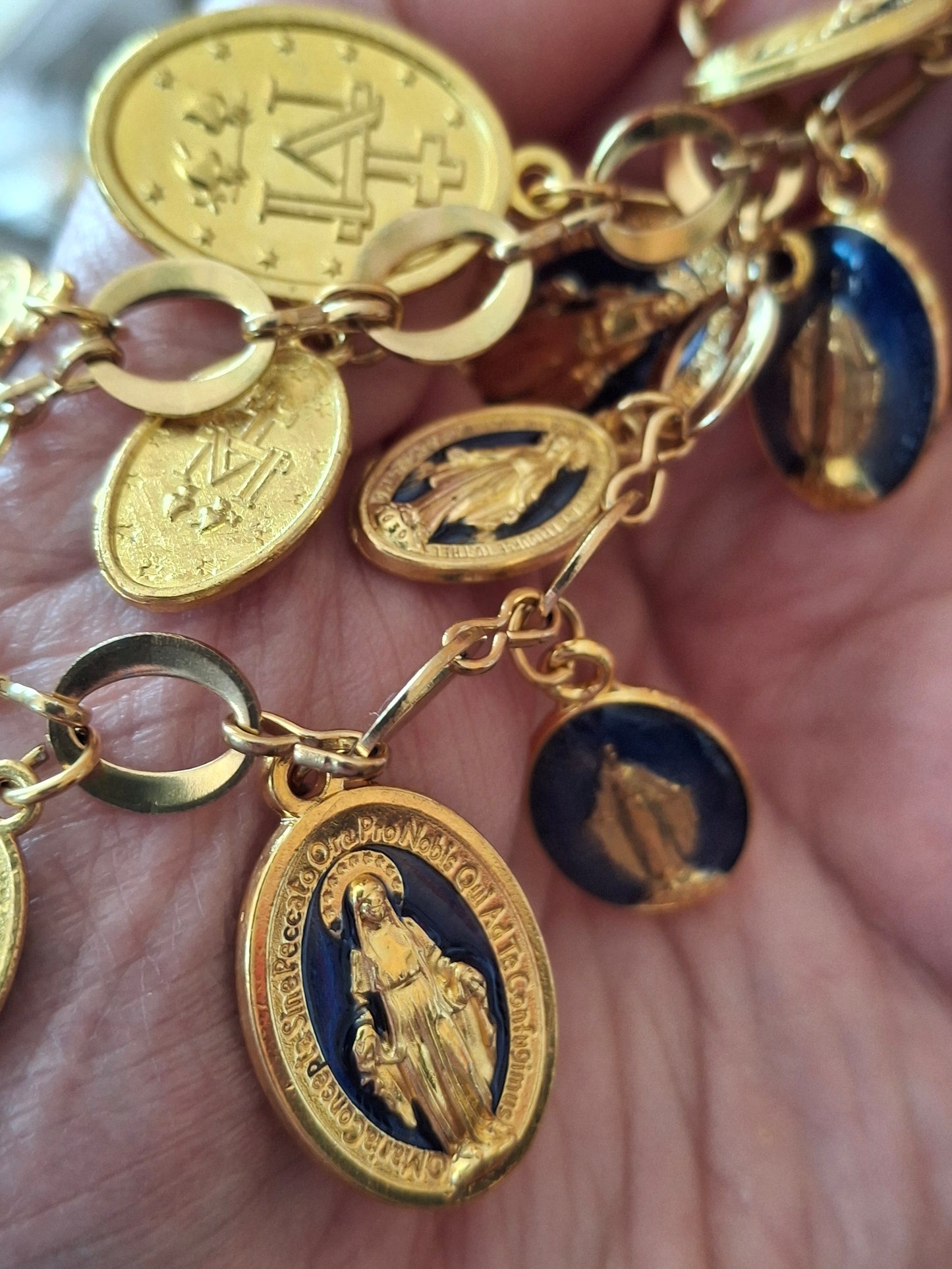 Collier chaîne dorée acier inoxydable stainless steel 316 et breloques madone handmade