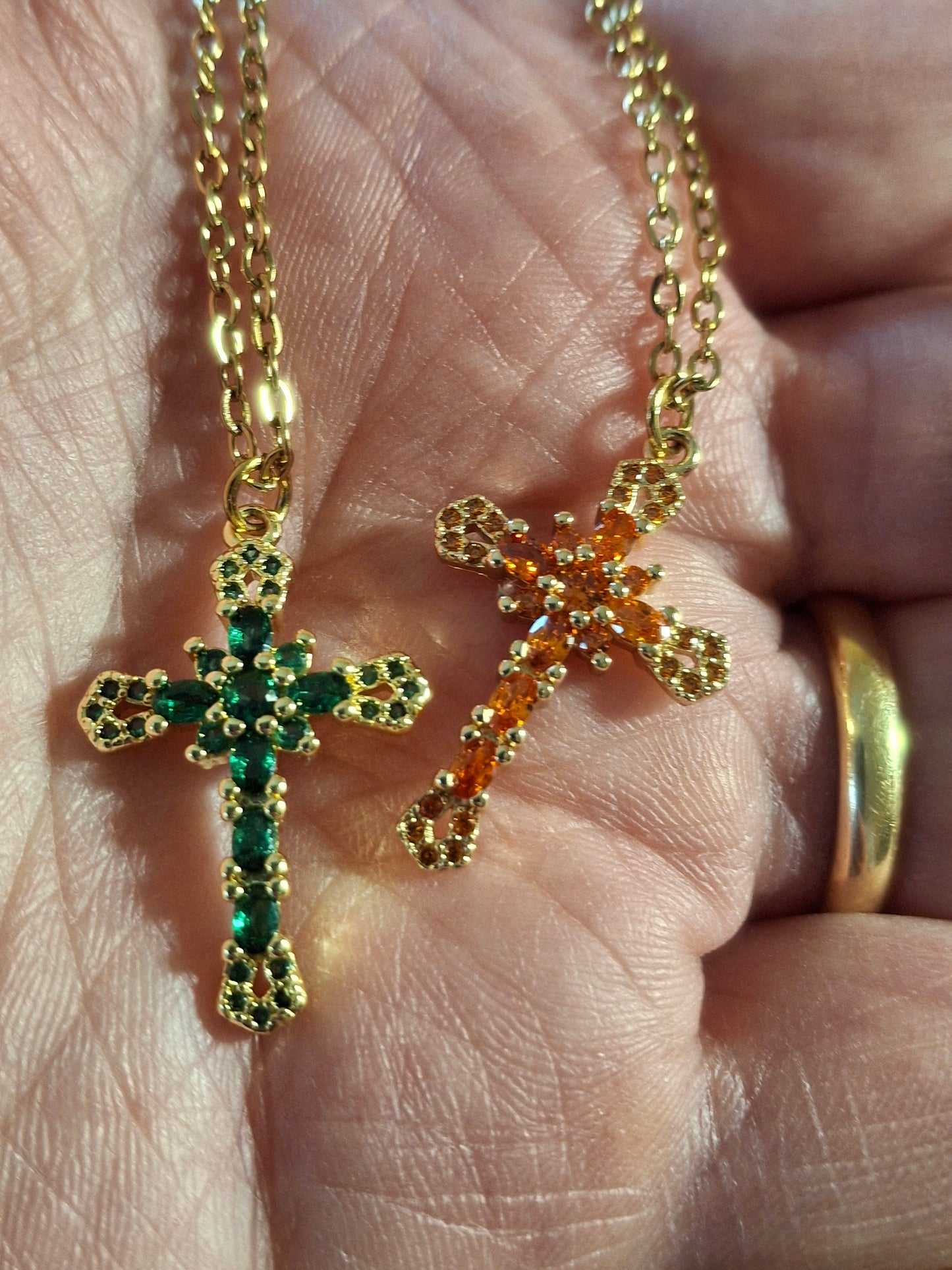 Collier chaîne dorée acier inoxydable stainless steel 316 ,croix plaqué or 18K sertie cristal et zirconium AAA austrian