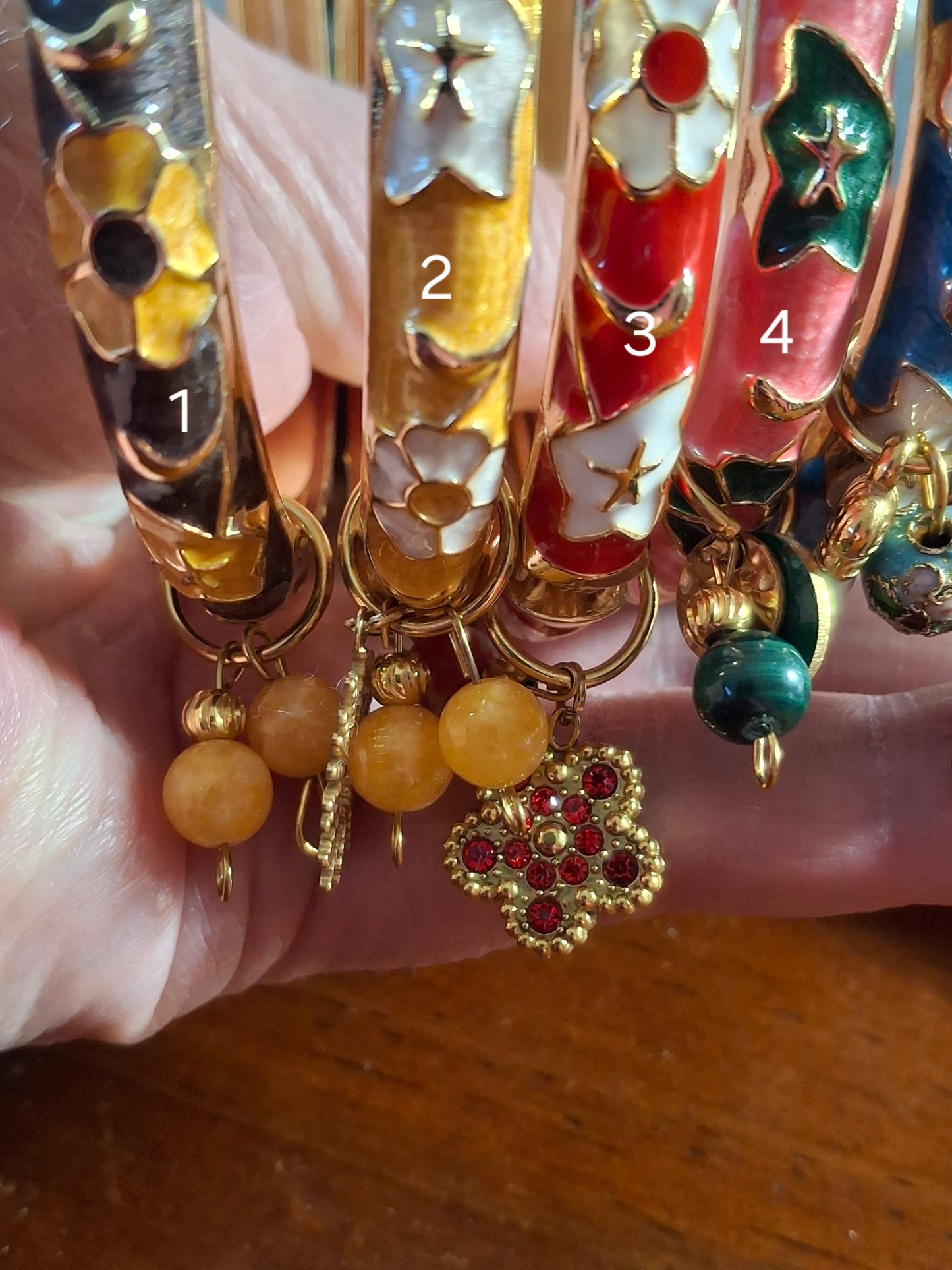 Bracelet jonc rigide email cloisonné et breloques