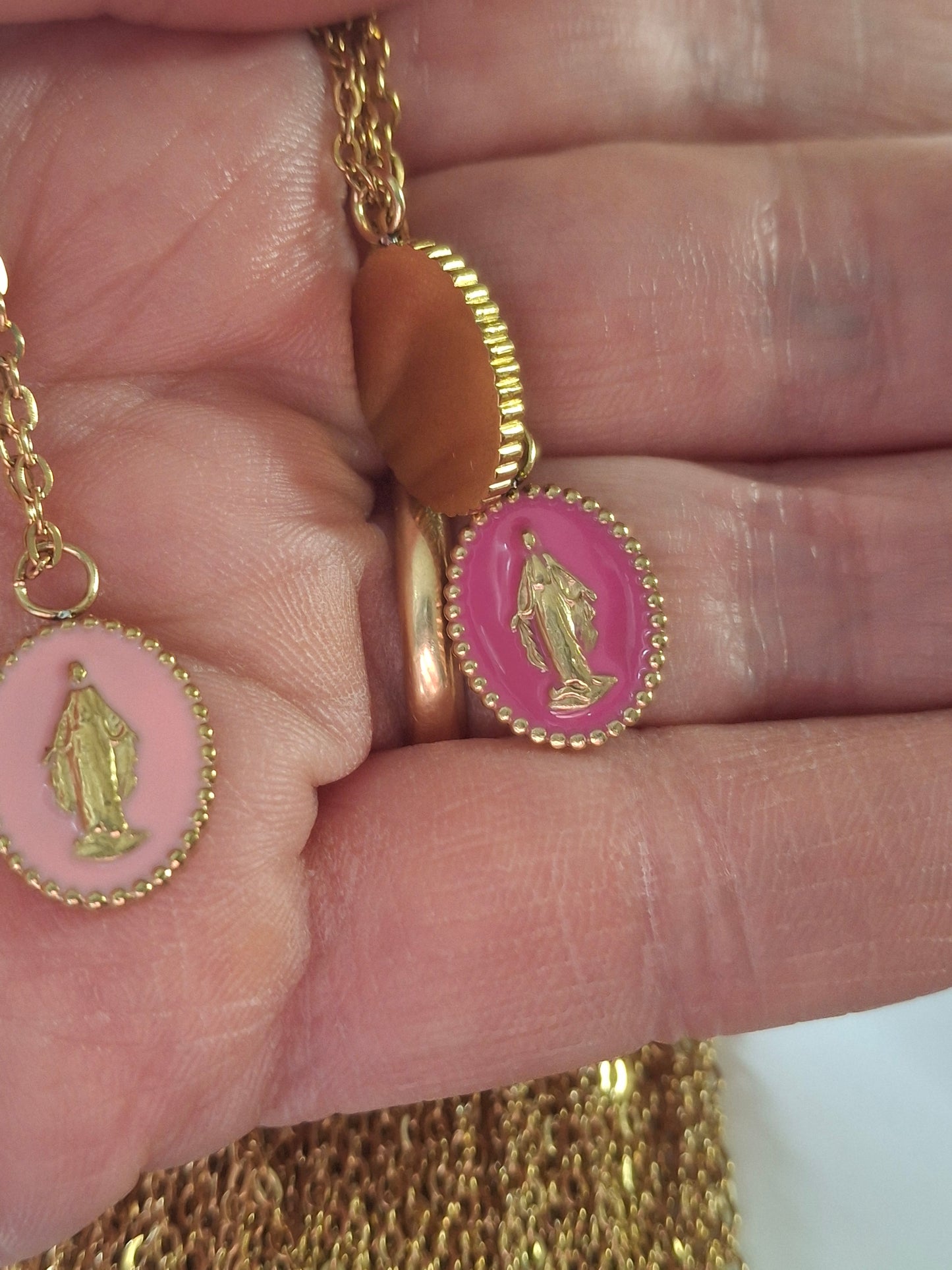 Stainless steel 316 chain necklace with gold-plated stainless steel 316 Madonna pendant