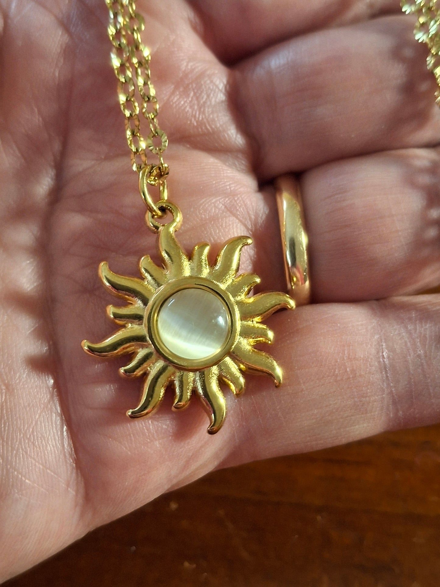 Goldfarbene Halskette aus geriffeltem Edelstahl 316 und poliertem Edelstahl-Sonnenanhänger 316.