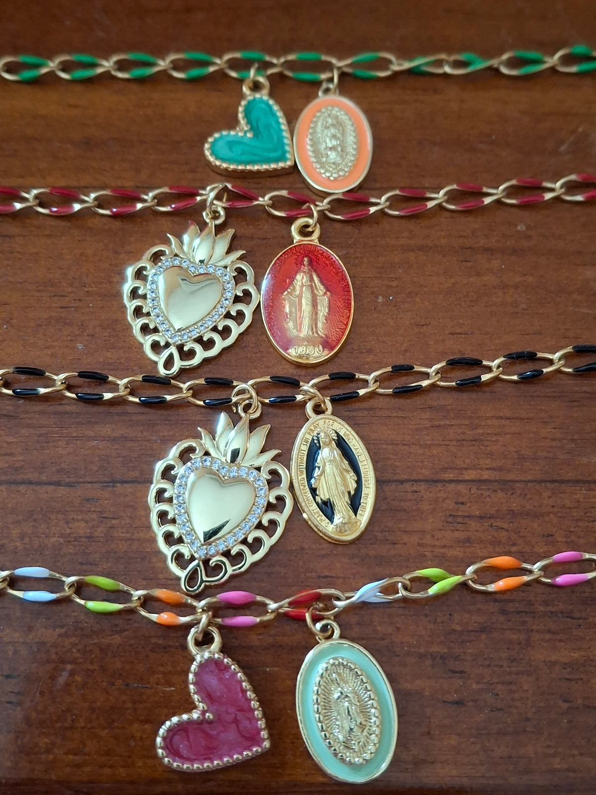 Bracelet chaîne maille gourmette acier inoxydable stainless steel et résine colorée breloques coeur et madone handmade réglable ajustable