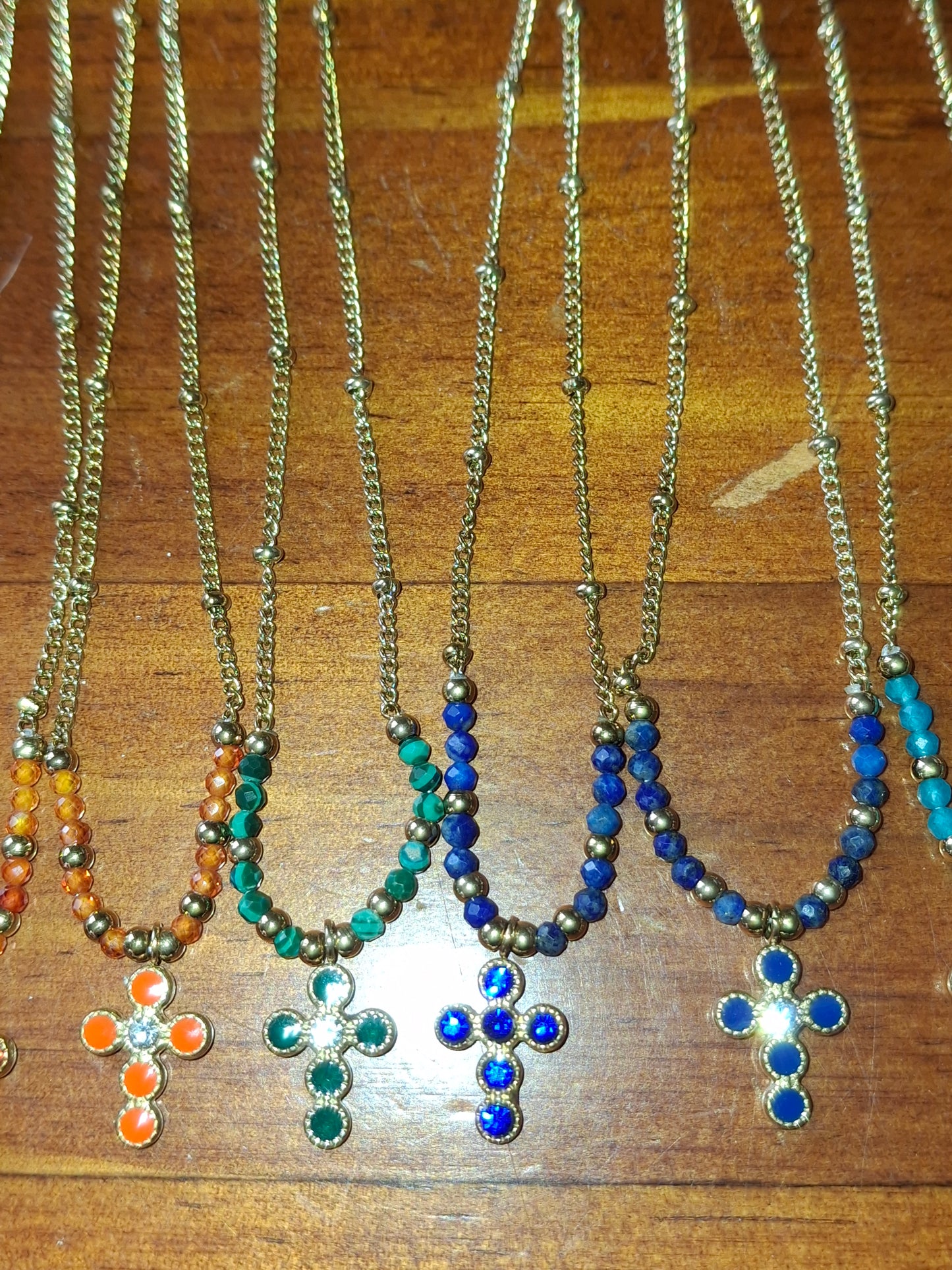 Collier chaîne dorée acier inoxydable stainless steel 316 ,perles, croix stainless steel plaqué or cristal ou email et zirconium réglable