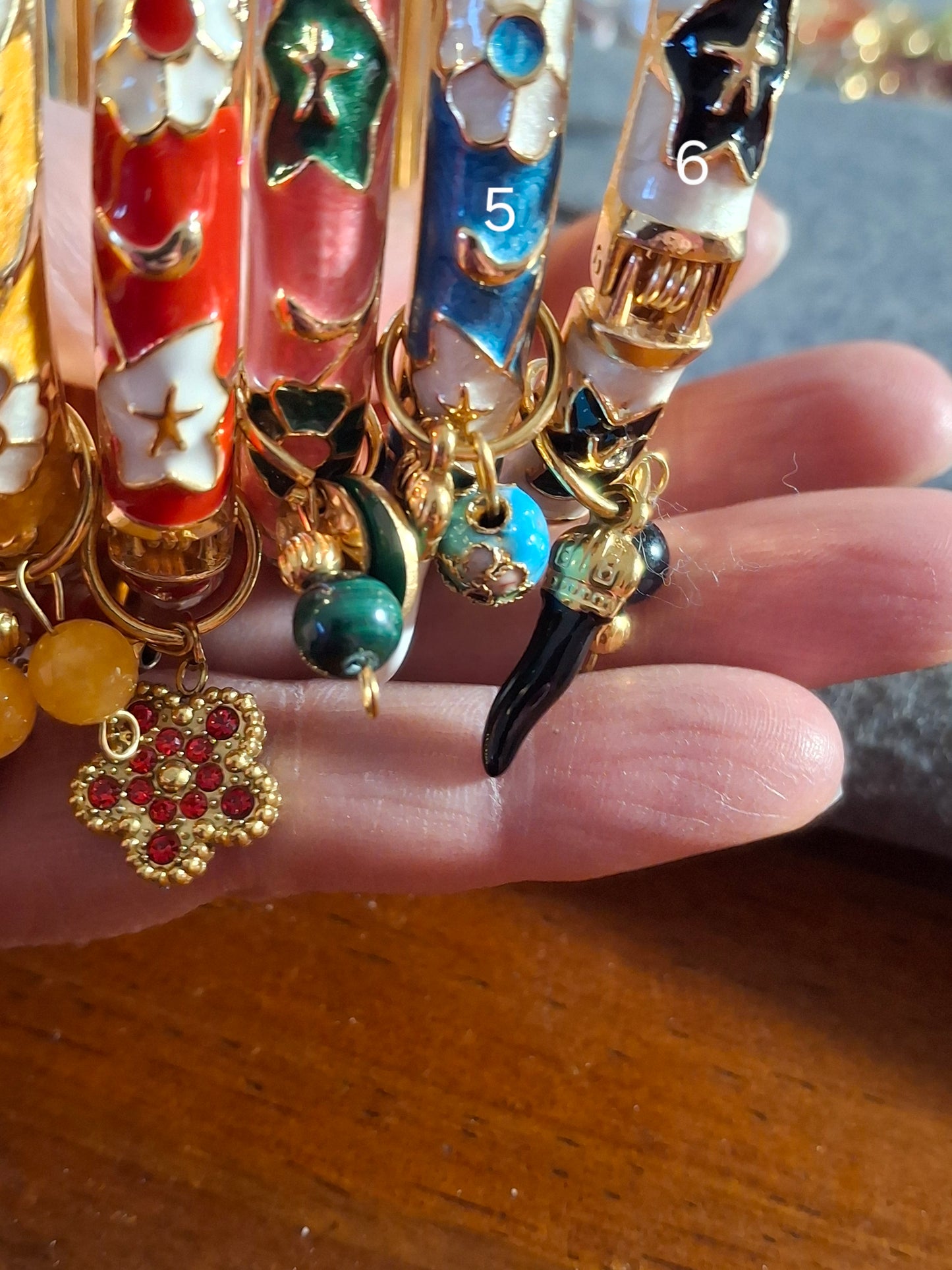 Bracelet jonc rigide email cloisonné et breloques