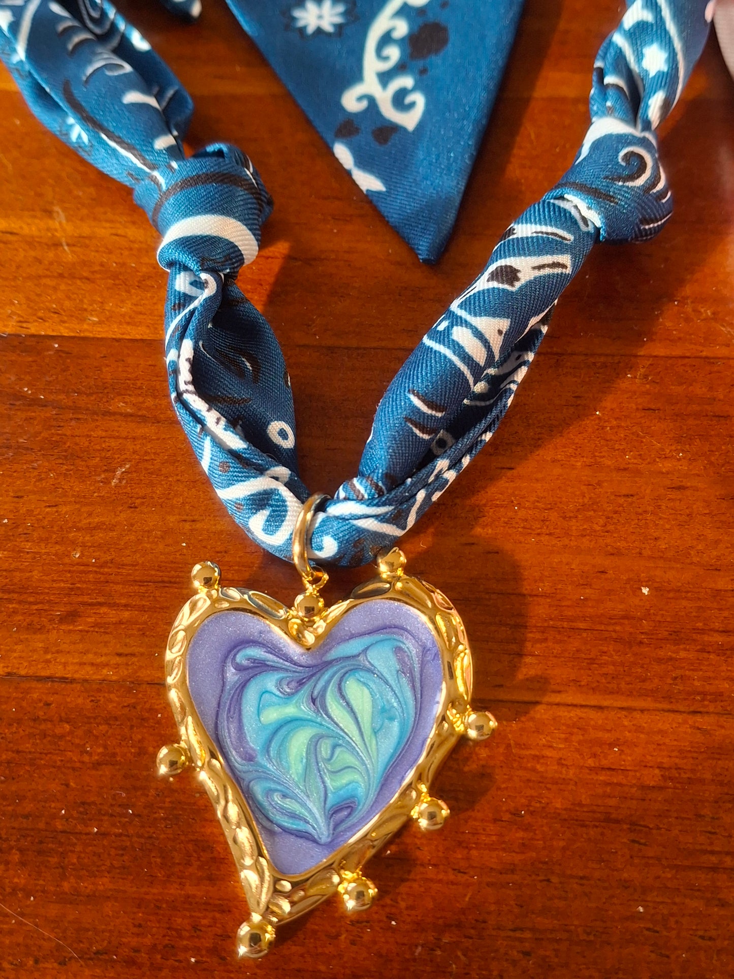 Collier foulard bandana grand pendentif coeur stainless steel 316 et email coloré réglable