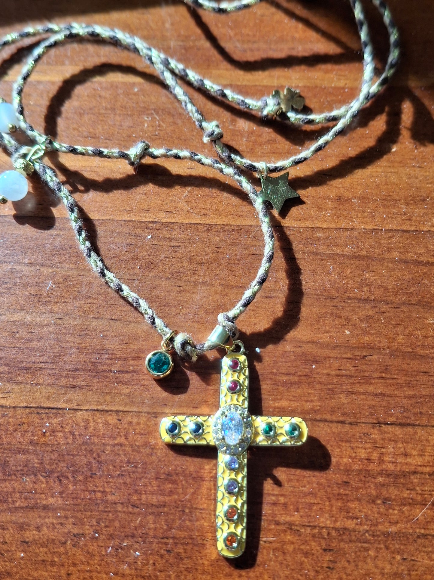 Handgefertigtes, verstellbares, geflochtenes Halsband mit Anhänger in Form eines Kreuzes im Boho-Stil, 18 Karat vergoldet, besetzt mit AAA-Zirkonia und österreichischen Kristallen.