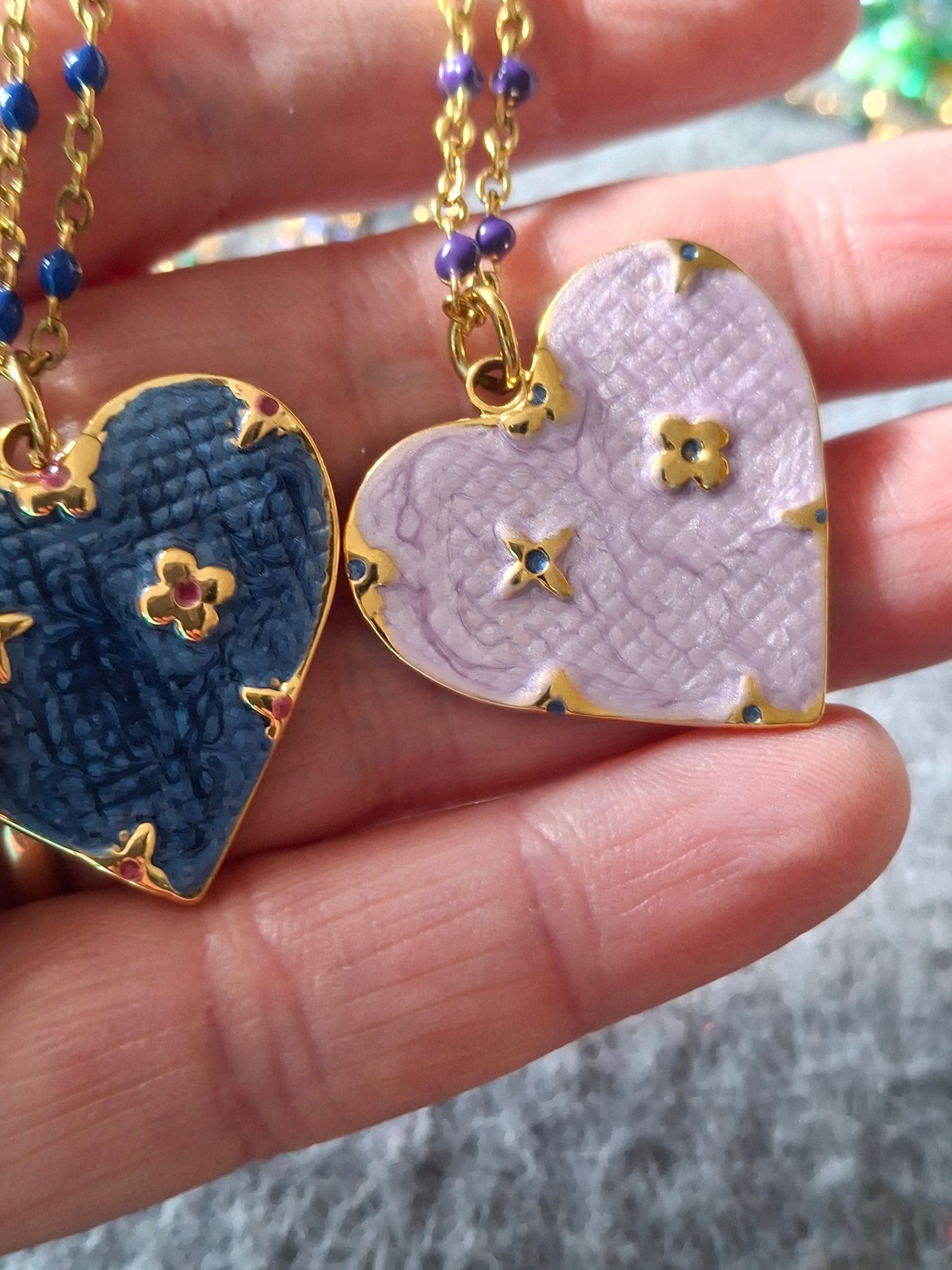 Collier chaîne dorée acier inoxydable stainless steel et perles en email coloré, grand pendentif coeur stainless steel 316 et email