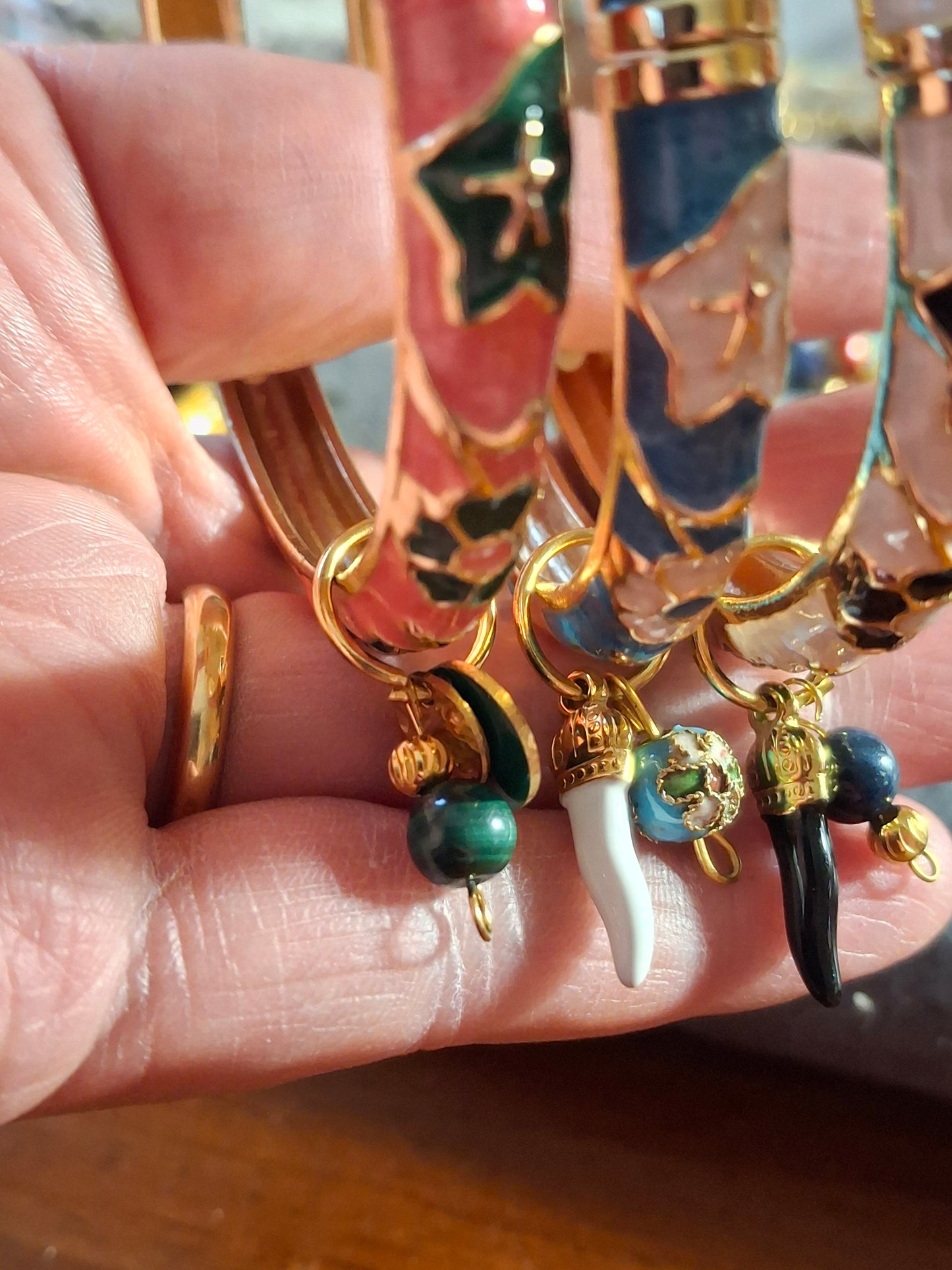 Bracelet jonc rigide email cloisonné et breloques