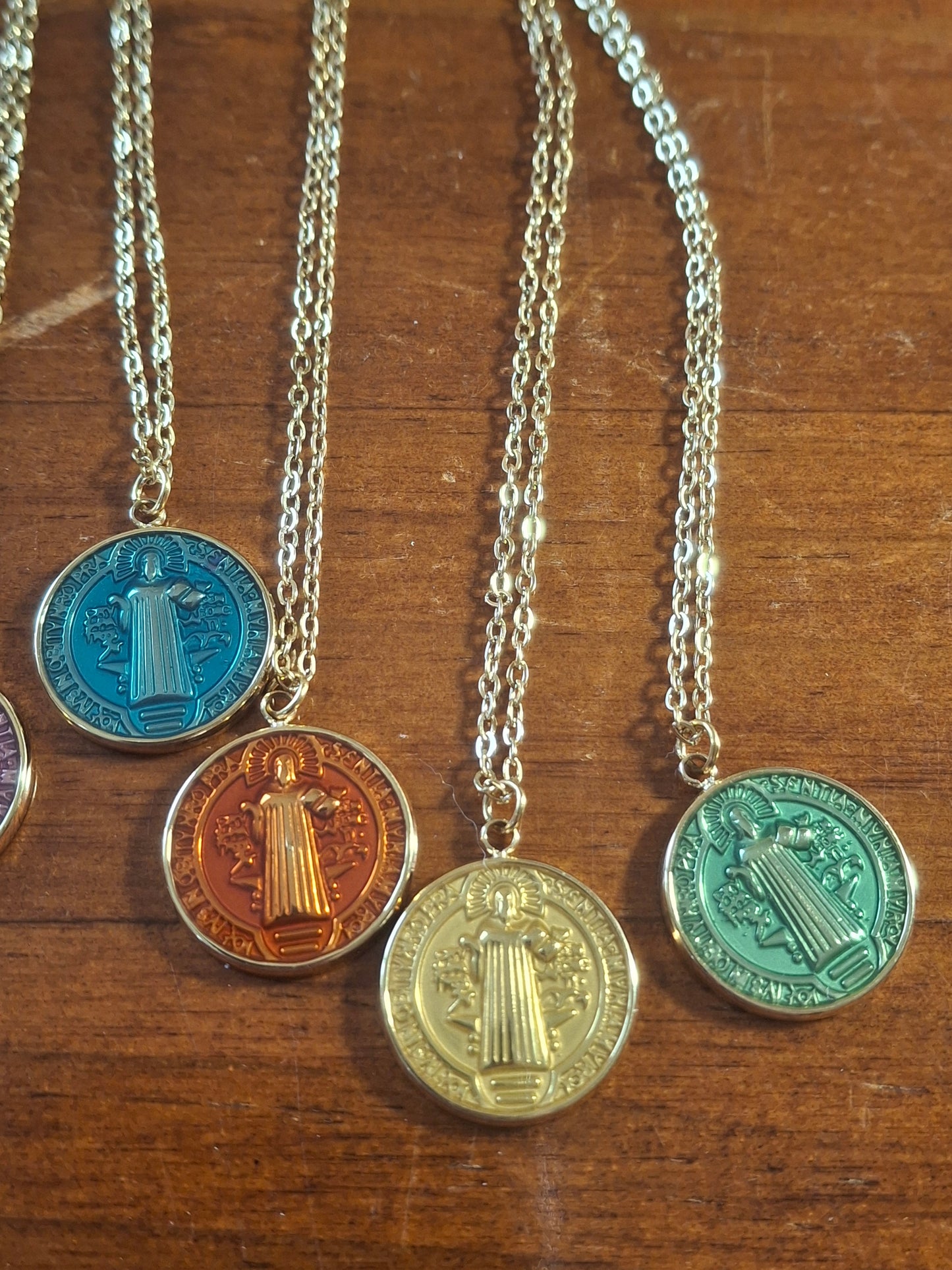 Halskette aus vergoldetem Edelstahl (316) mit Anhänger aus Edelstahl und Emaille in Form eines Propheten.