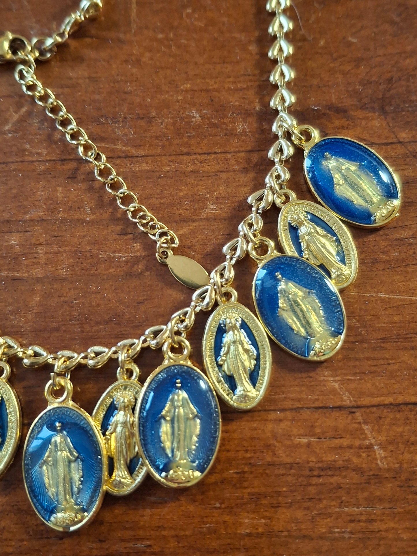 Collier chaîne dorée stainless steel motif cœurs et breloques madone handmade