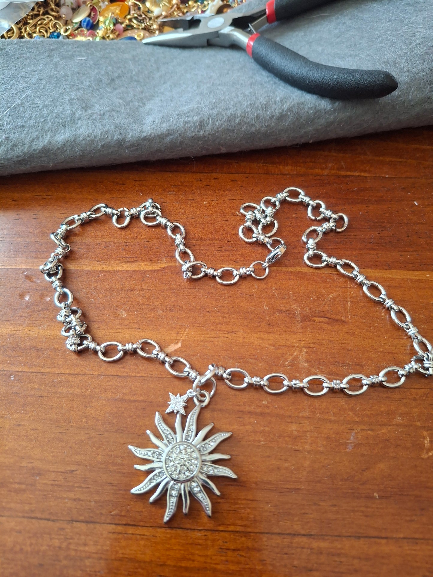 Sehr schöne Halskette, silberne Gliederkette, Edelstahl 316, großer polierter Sonnenanhänger aus Edelstahl 316