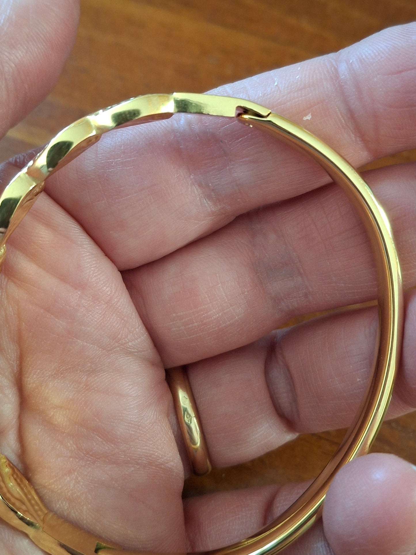 Schönes, steifes Armband aus Edelstahl 316.