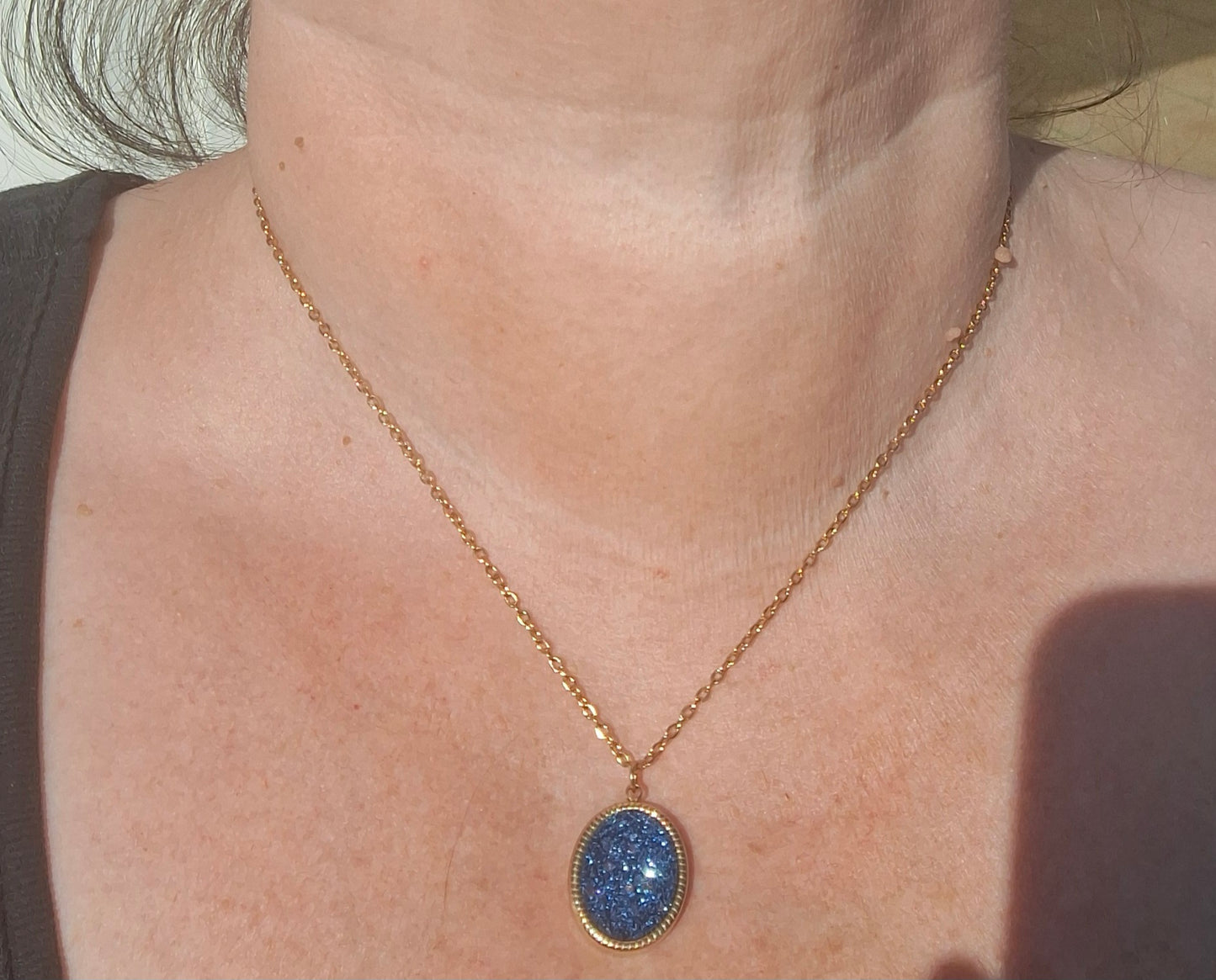 Collier chaîne dorée acier inoxydable stainless steel 316 et pendentif stainless steel 316 poli,email coloré bleu et paillettes