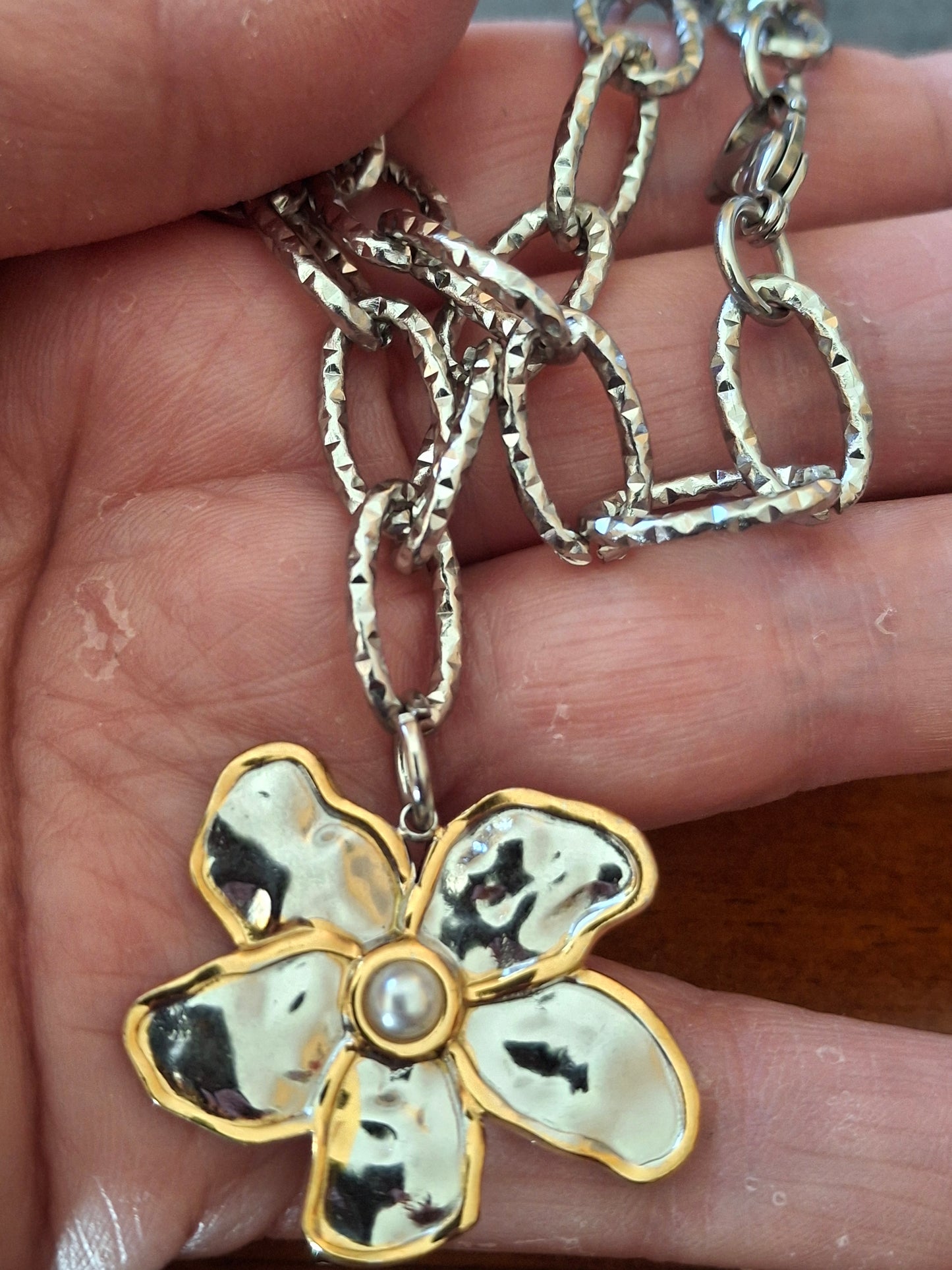 Sehr schöne Halskette aus Edelstahl 316, Anhänger Blume aus Edelstahl 316, verstellbar.