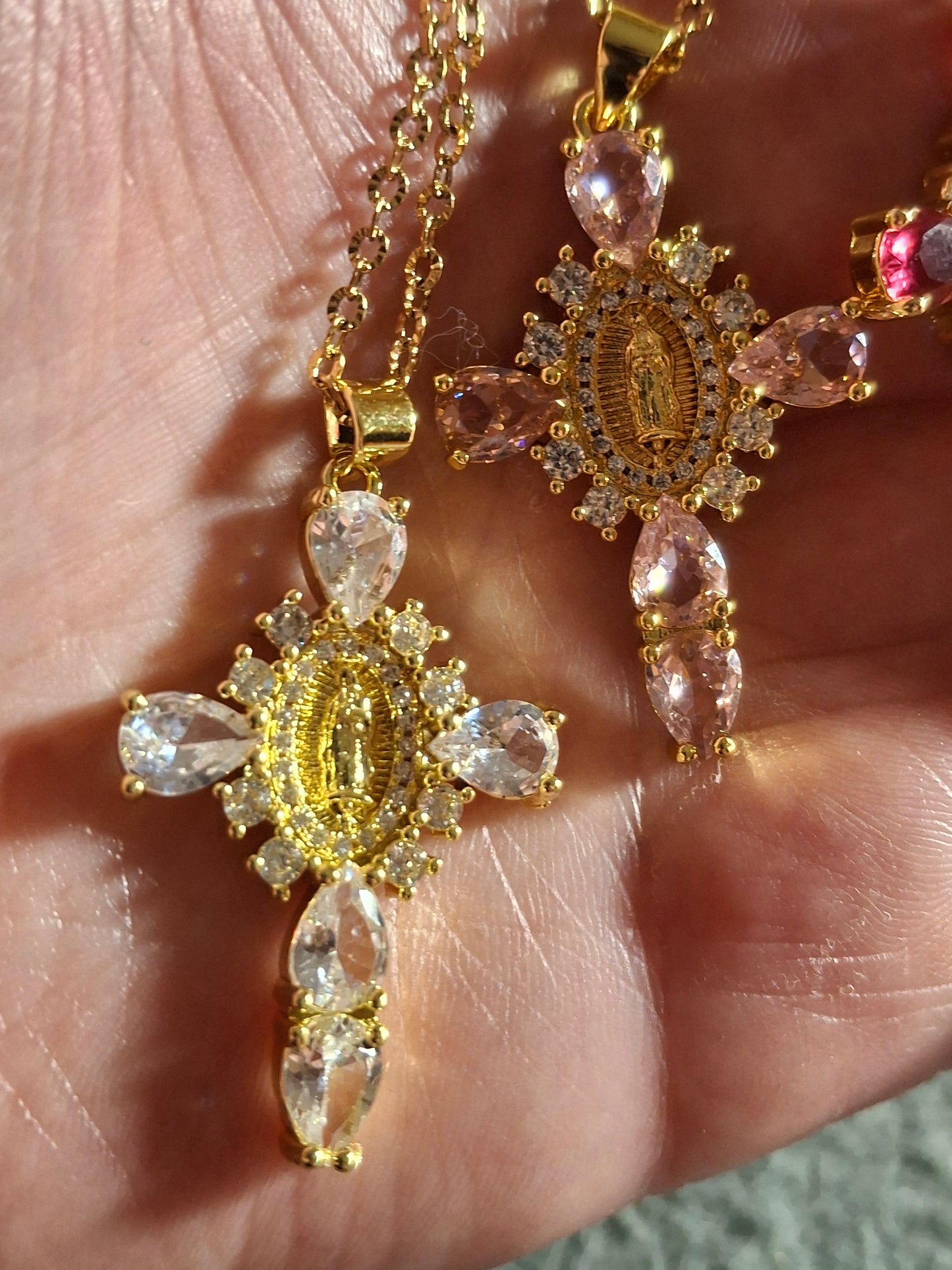 Collier chaîne dorée acier inoxydable stainless steel 316 ,croix baroque madone plaqué or 18K serti zirconium et cristal AAA