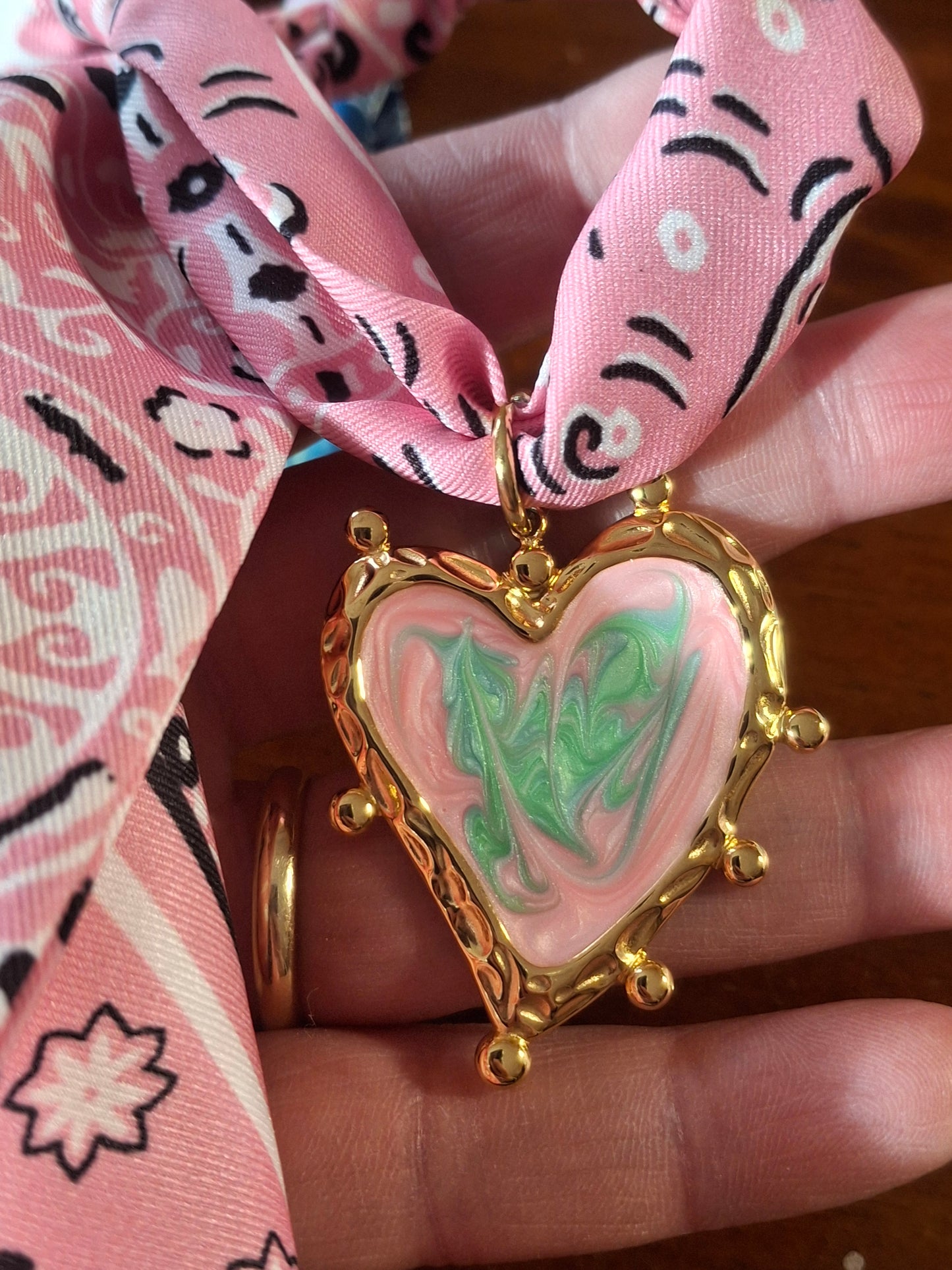 Collier foulard bandana grand pendentif coeur stainless steel 316 et email coloré réglable