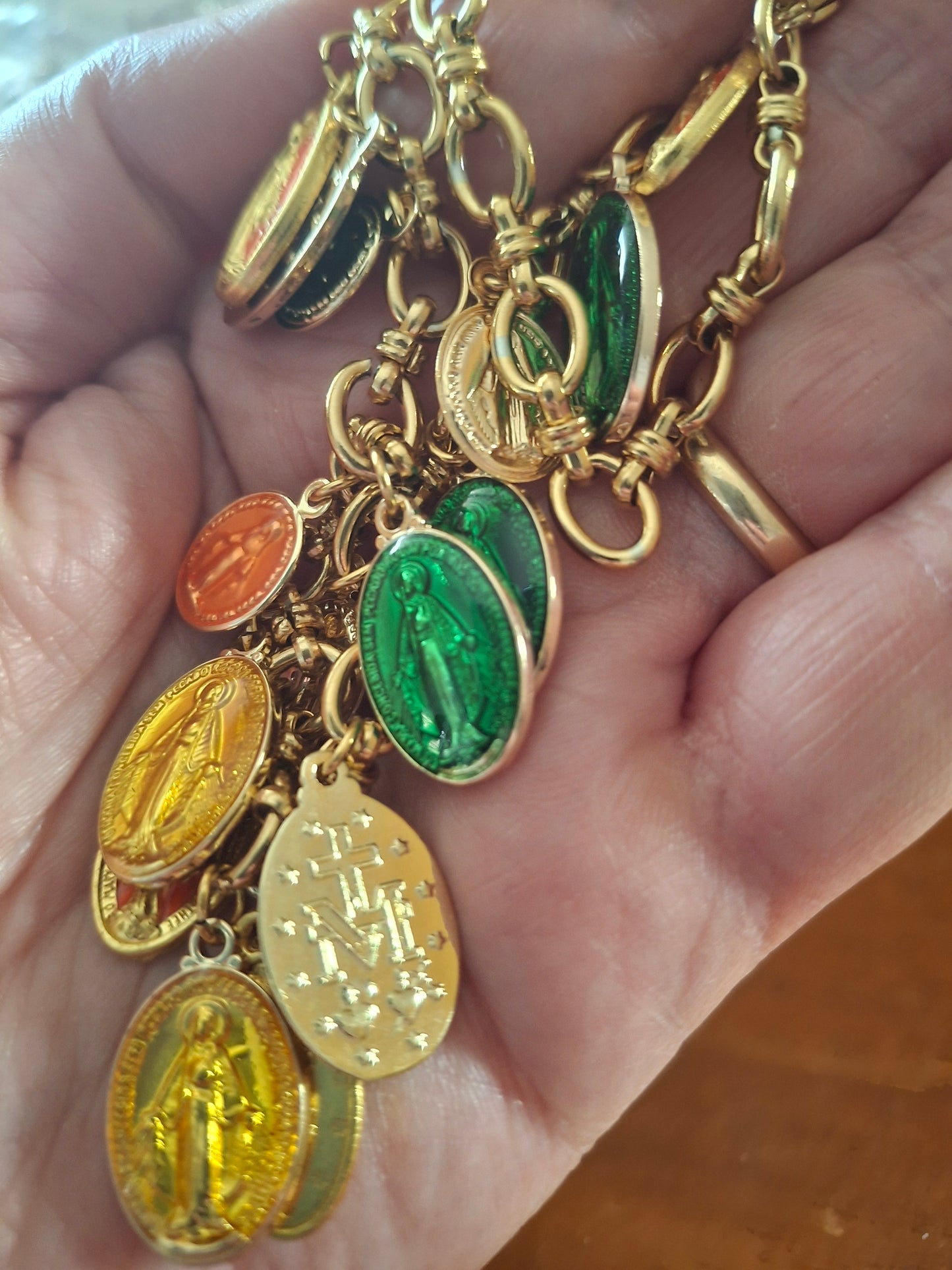 Collier chaîne dorée acier inoxydable stainless steel 316 et breloques madone