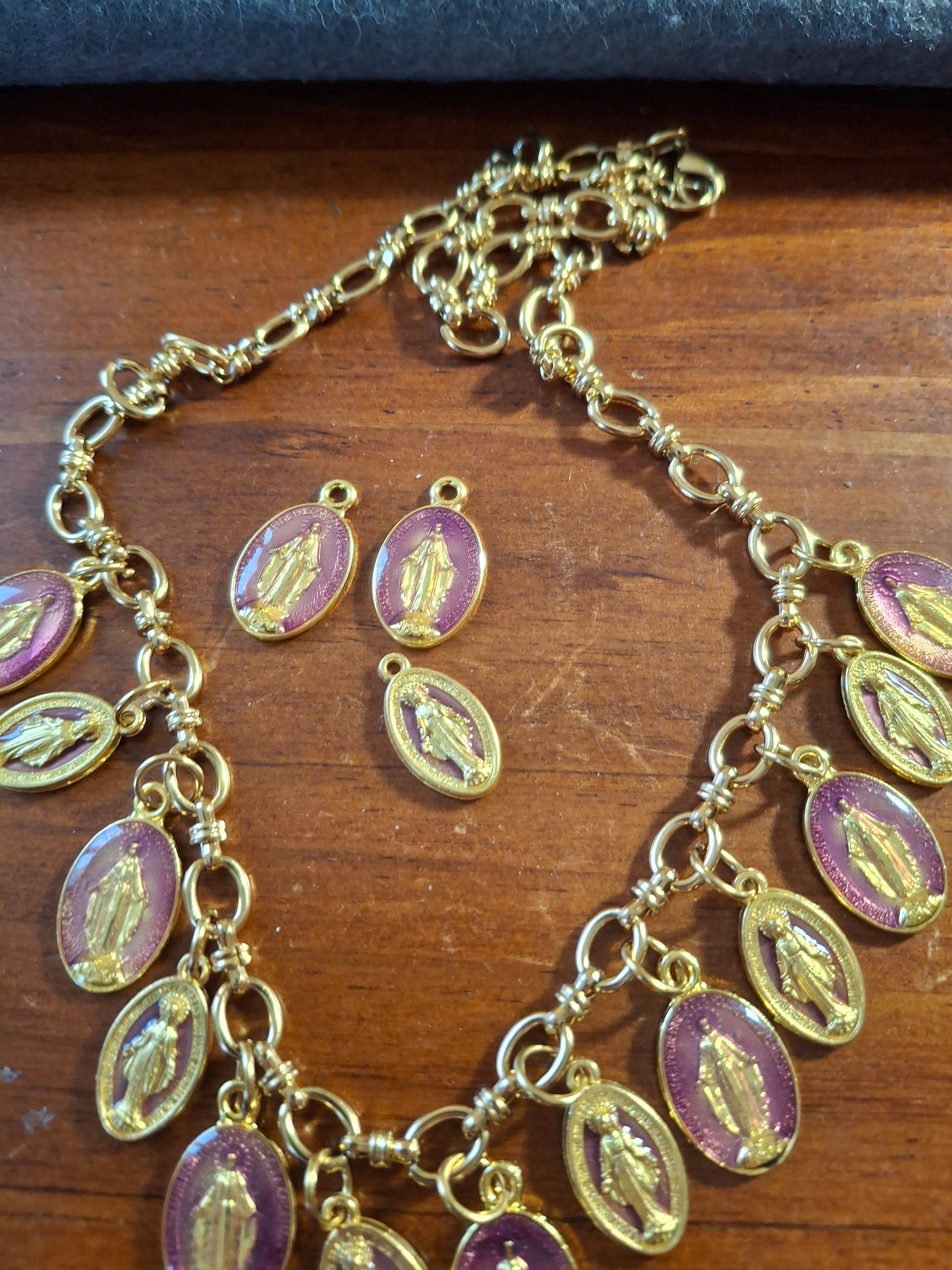 Verstellbare Panzerkette aus Edelstahl 316 mit vergoldeten Madonna-Anhängern aus Kupfer und Messing, handgefertigt