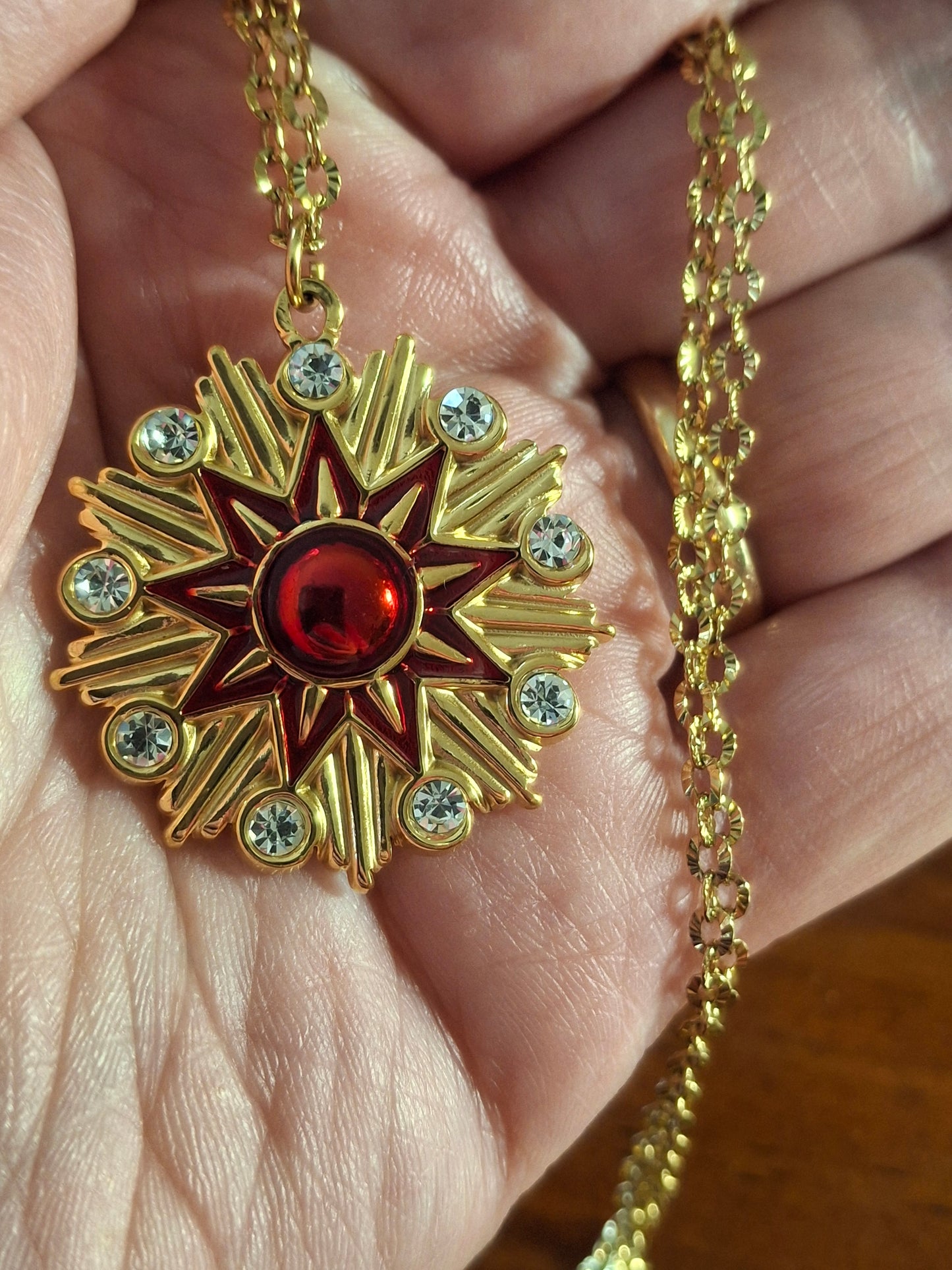 Collier chaîne dorée acier inoxydable stainless steel 316 et pendentif stainless steel 316 poli motif étoile email rouge serti zirconium