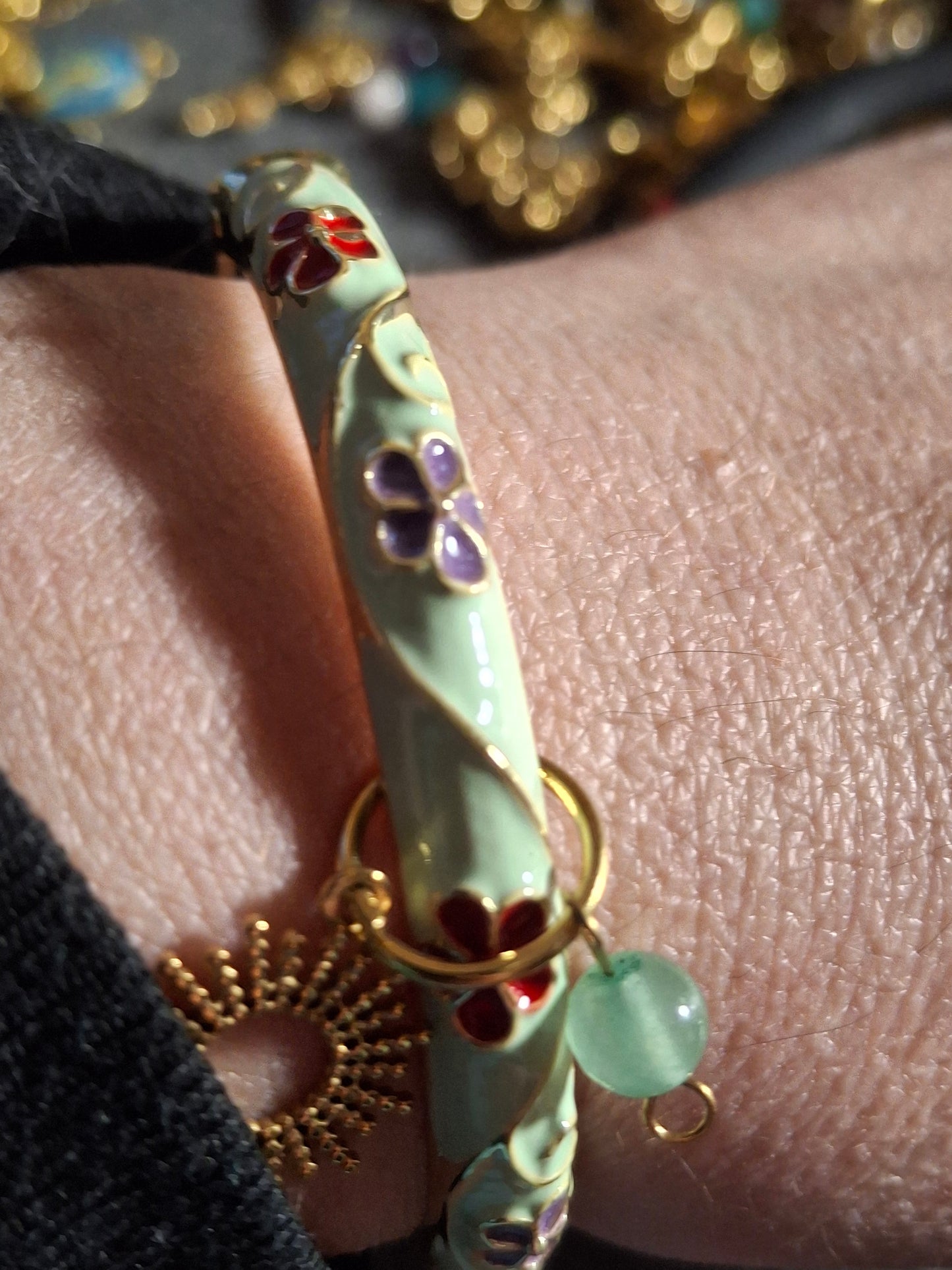 Jonc rigide email cloisonné à ressort motif fleurs breloques