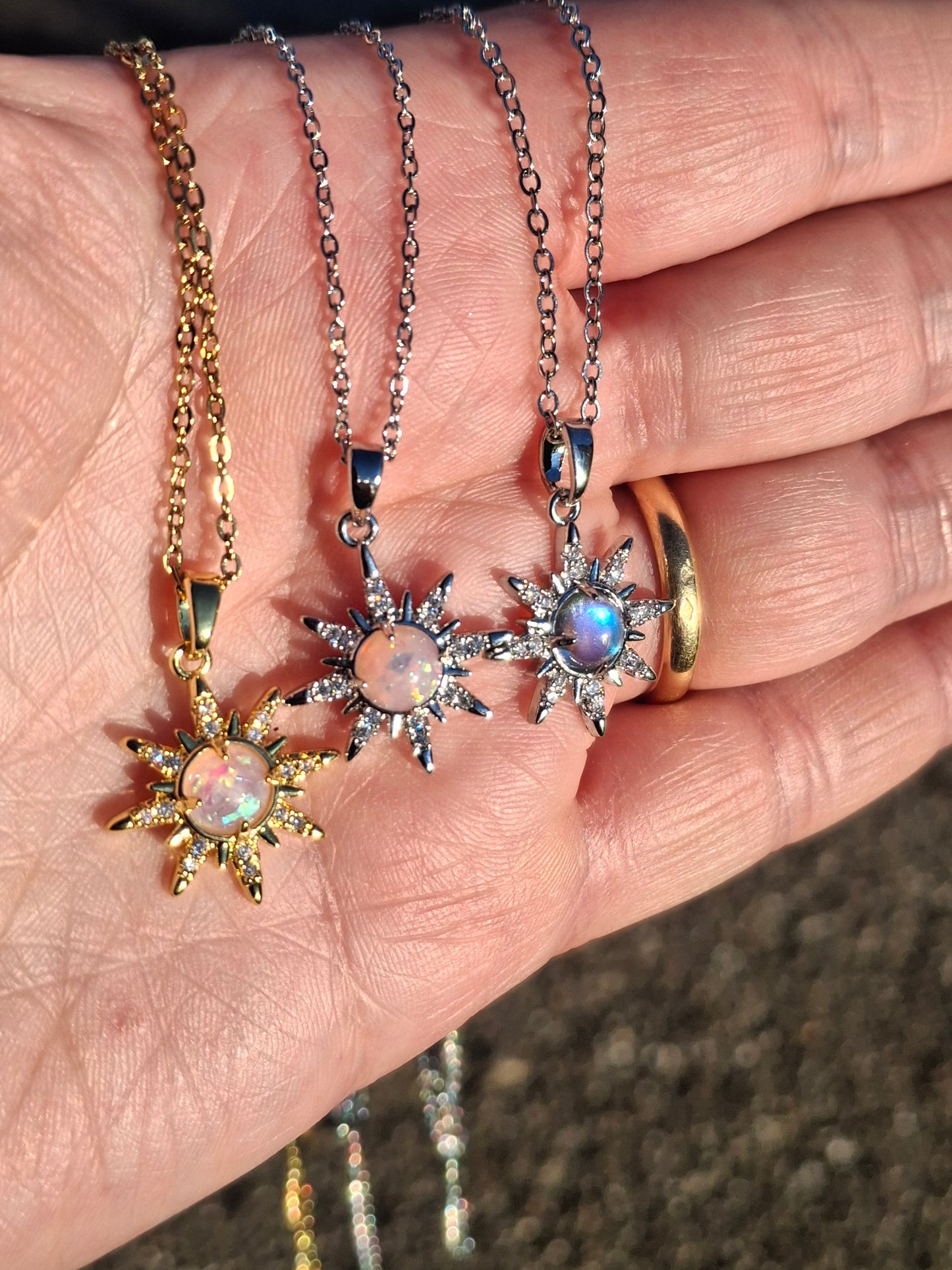 Halskette aus Edelstahl 316 mit Sonnenanhänger aus Edelstahl 316, besetzt mit Zirkonia, verstellbar.