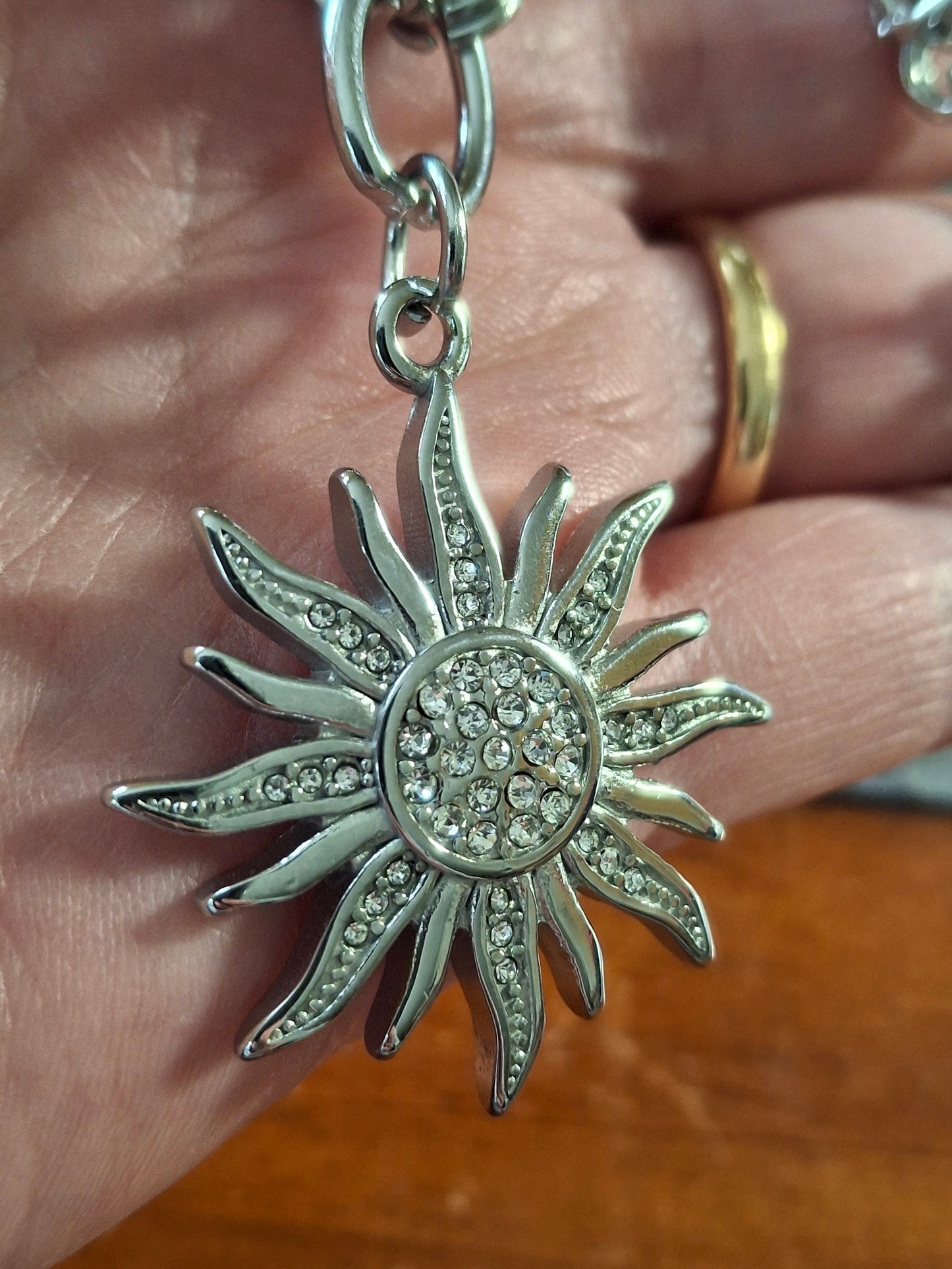 Collier très belle chaîne acier inoxydable stainless steel 316 de qualité supérieure grand pendentif soleil stainless steel 316 poli serti zirconium