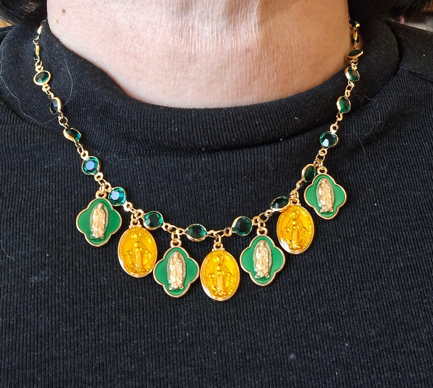 Collier chaîne dorée en cuivre et breloques madone handmade