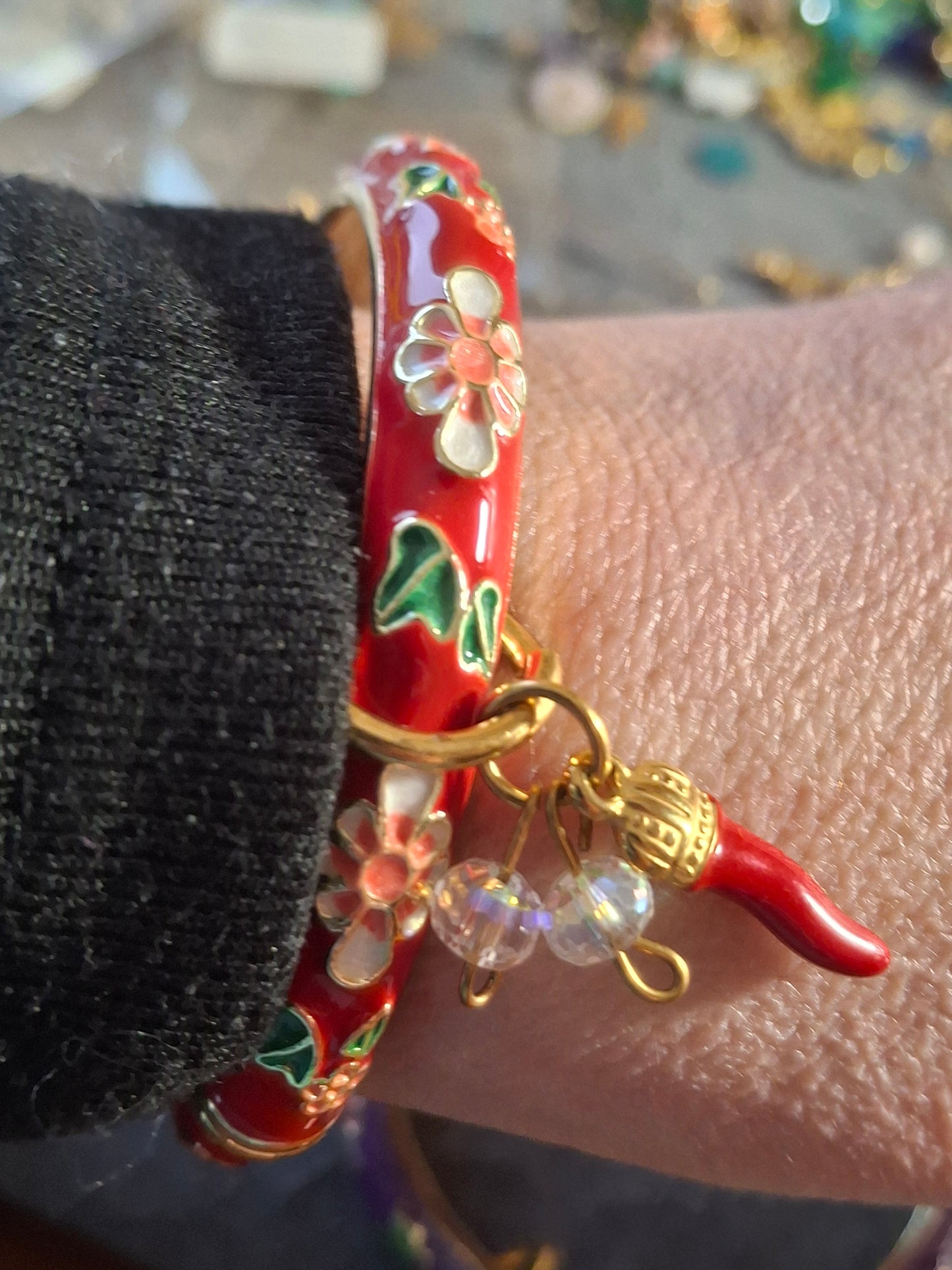 Joli jonc rigide à ressort en email cloisonné et breloques