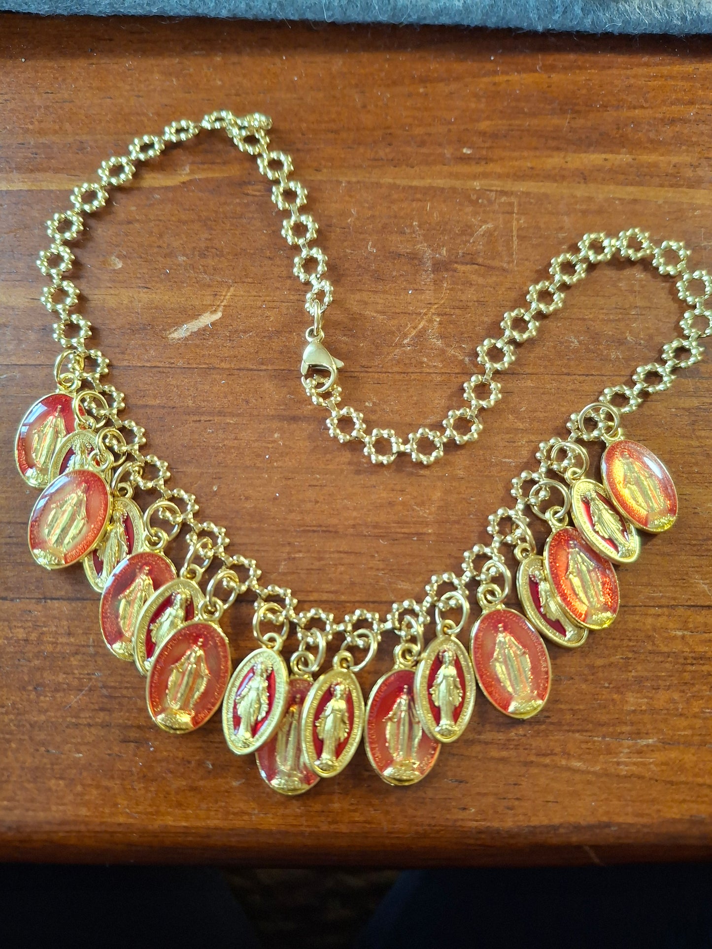 Collier chaîne dorée acier inoxydable stainless steel et breloques madone handmade réglable ajustable