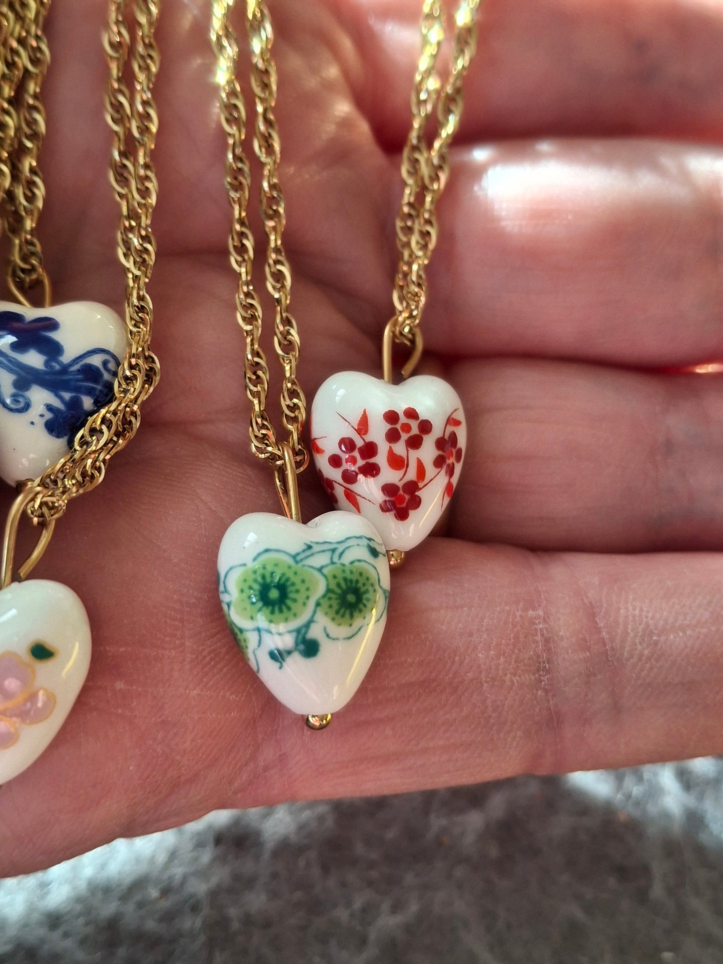 Halskette aus gedrehter Edelstahlkette (316) mit Porzellanherz