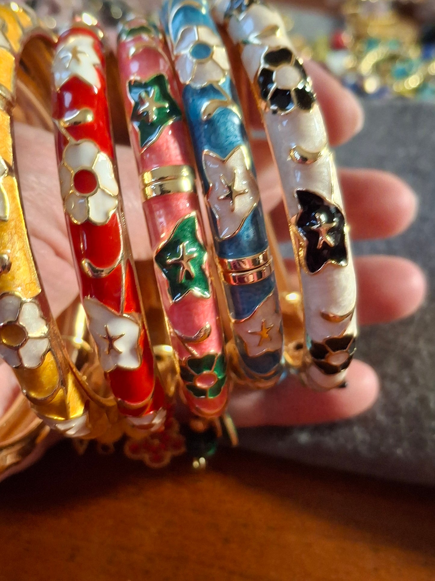 Bracelet jonc rigide email cloisonné et breloques