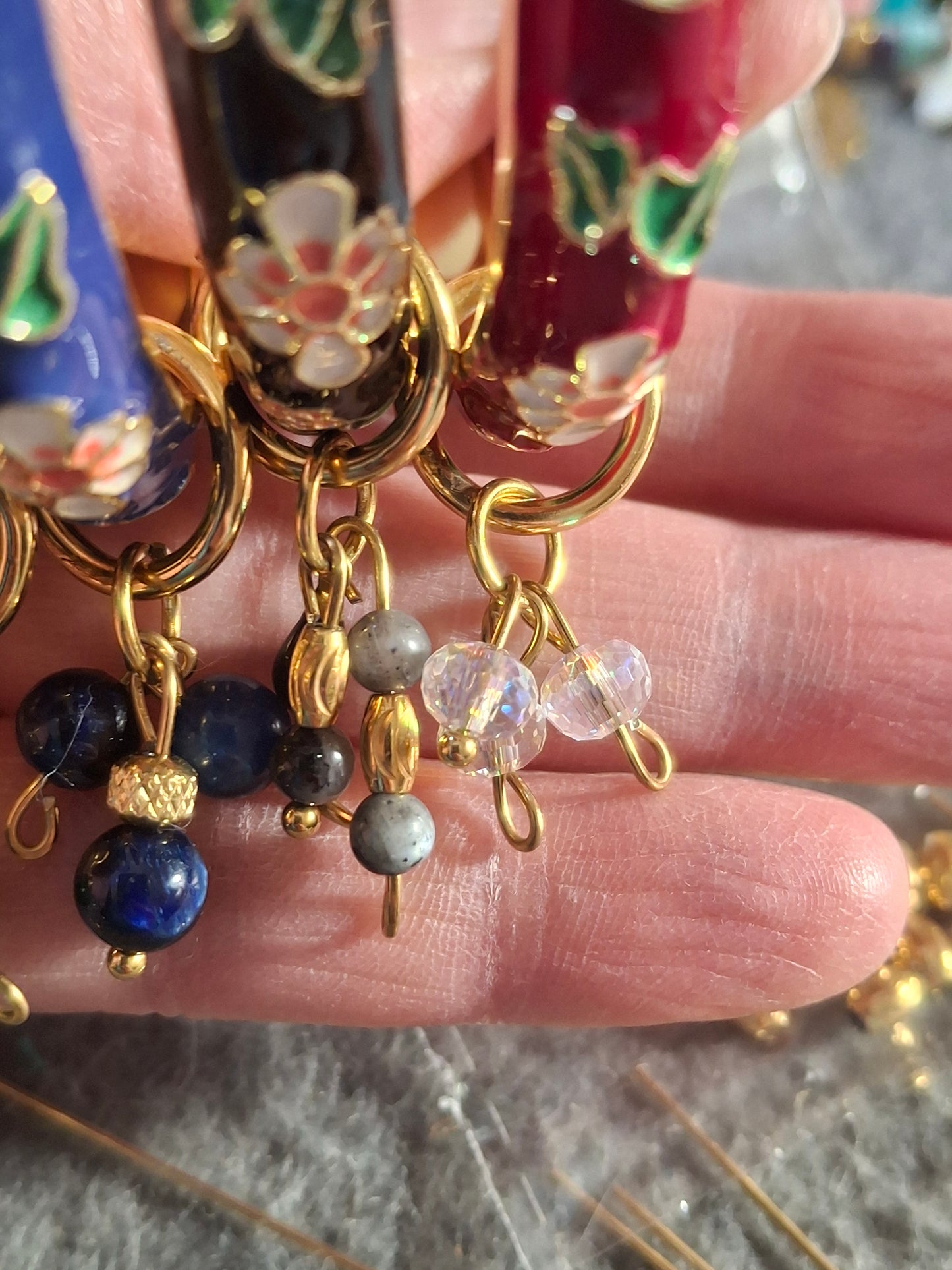 Joli jonc à ressort en email cloisonné motif fleurs et perles