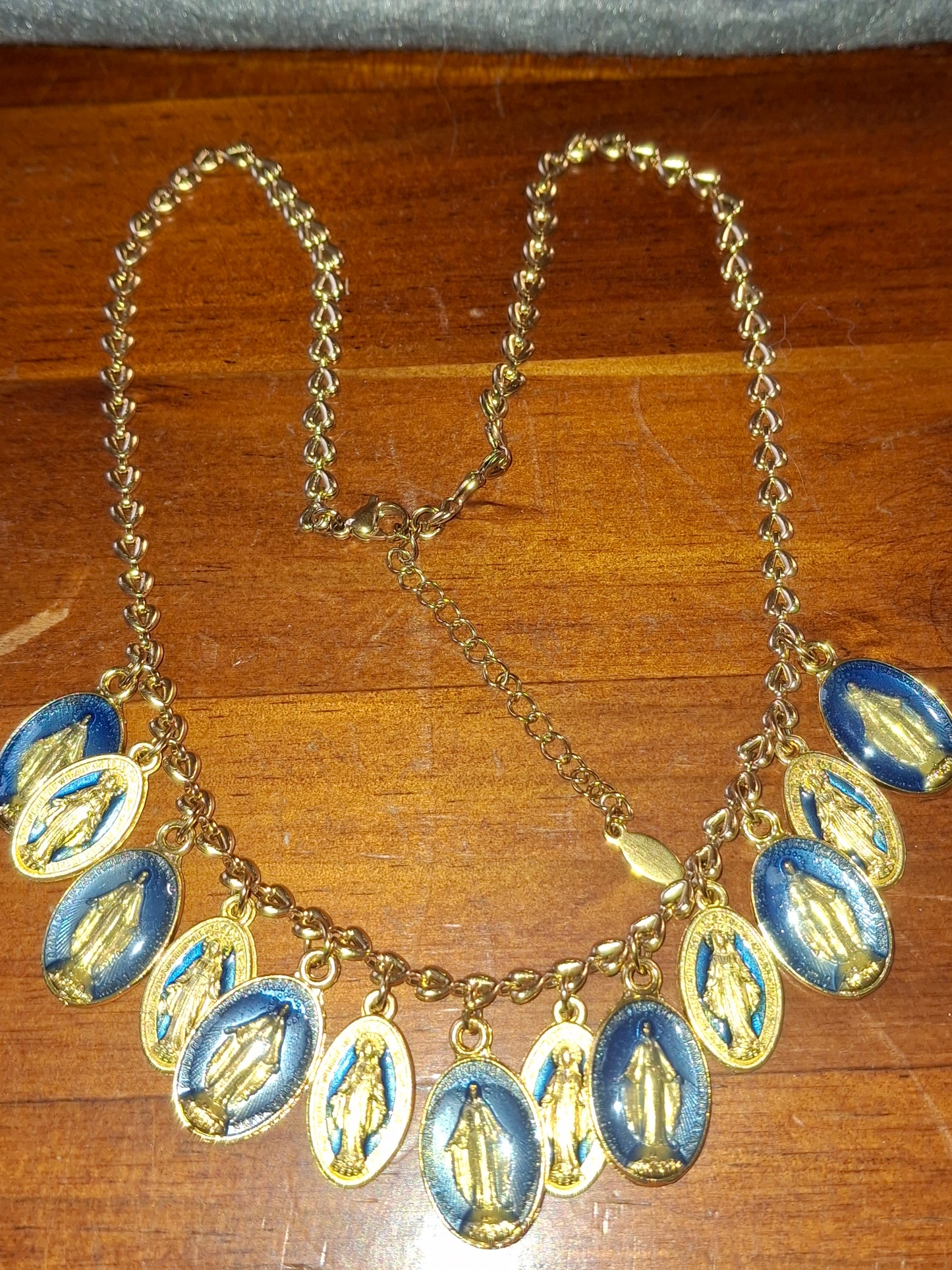 Collier chaîne dorée stainless steel motif cœurs et breloques madone handmade