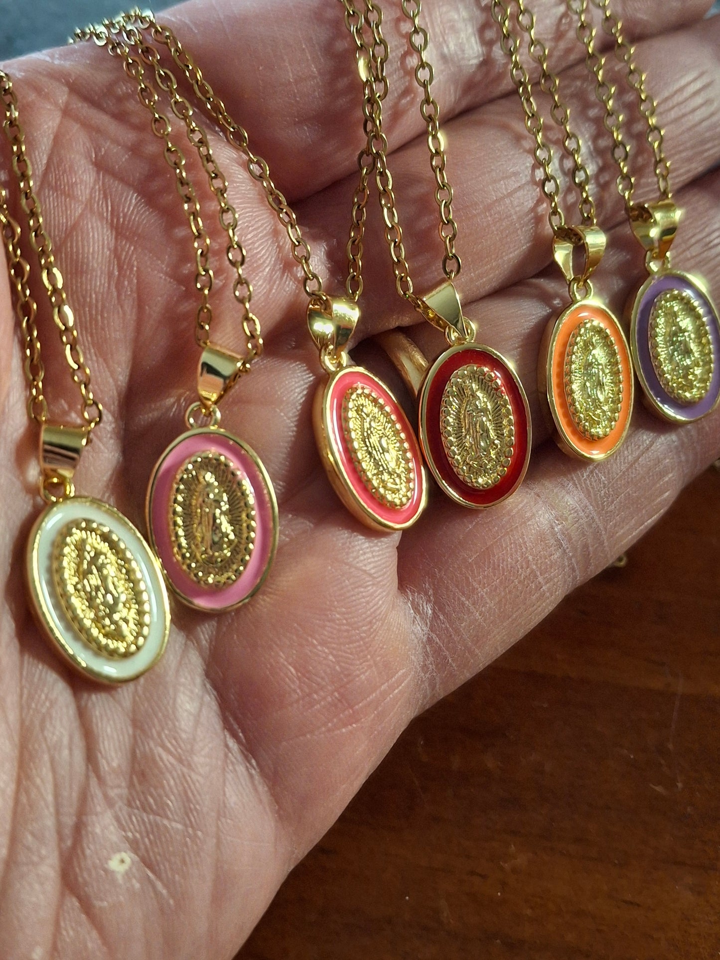 Gold-plated stainless steel chain necklace with Madonna and Miraculous Virgin pendant in brass and colored enamel, plated in 18K gold.