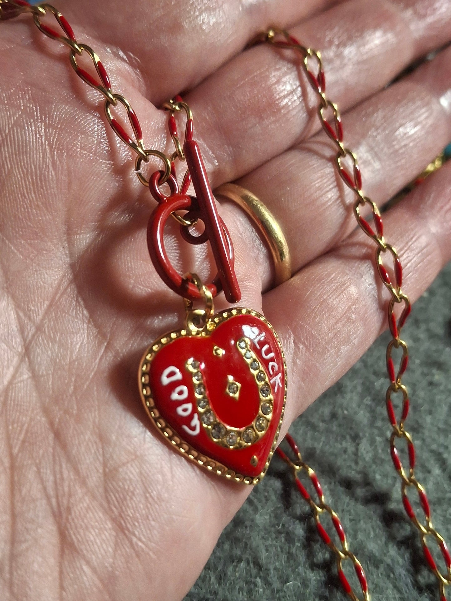 Collier chaîne dorée acier inoxydable stainless steel et email coloré rouge fermoir toggle médaille coeur stainless steel 316 polie