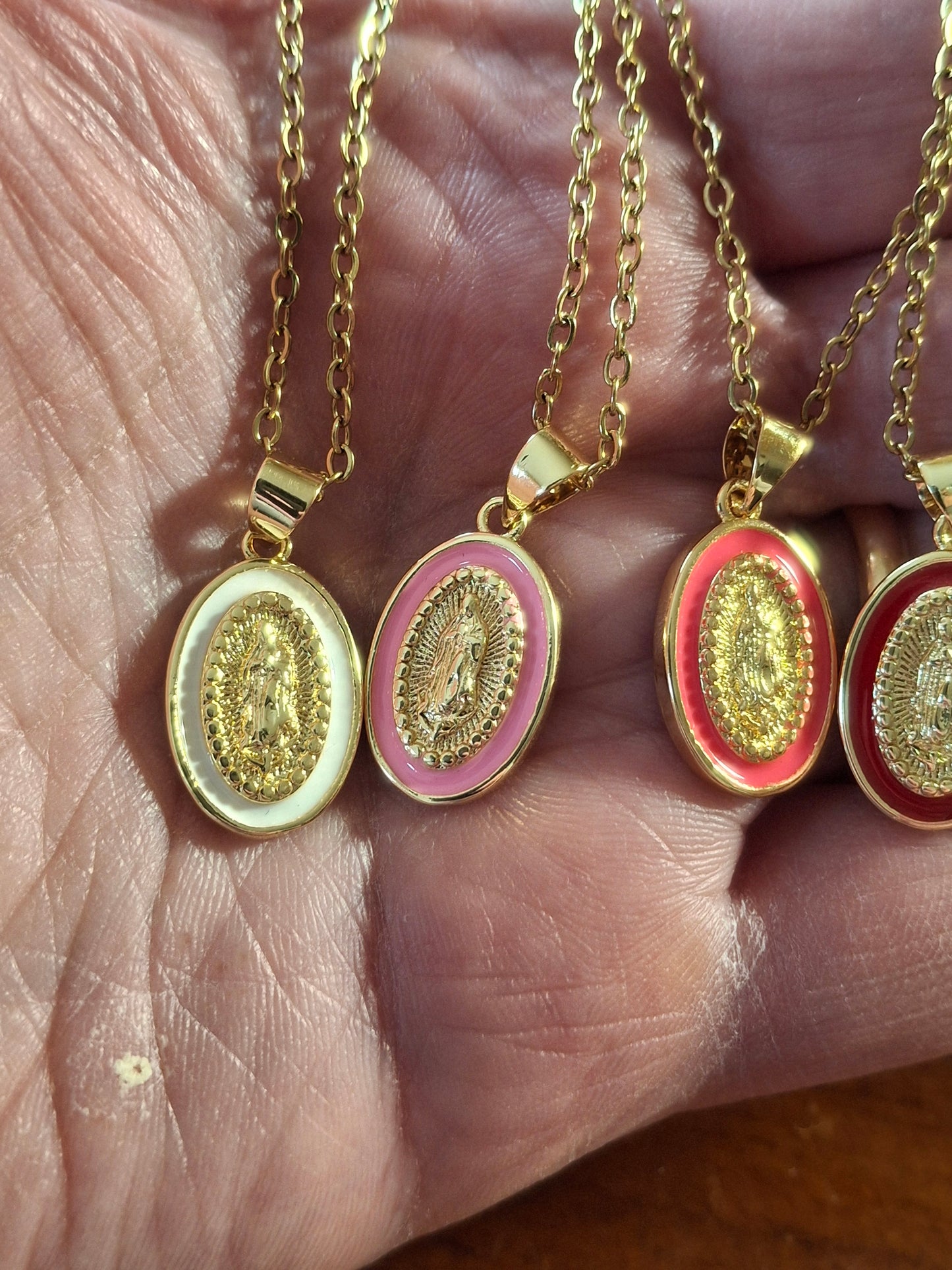 Gold-plated stainless steel chain necklace with Madonna and Miraculous Virgin pendant in brass and colored enamel, plated in 18K gold.